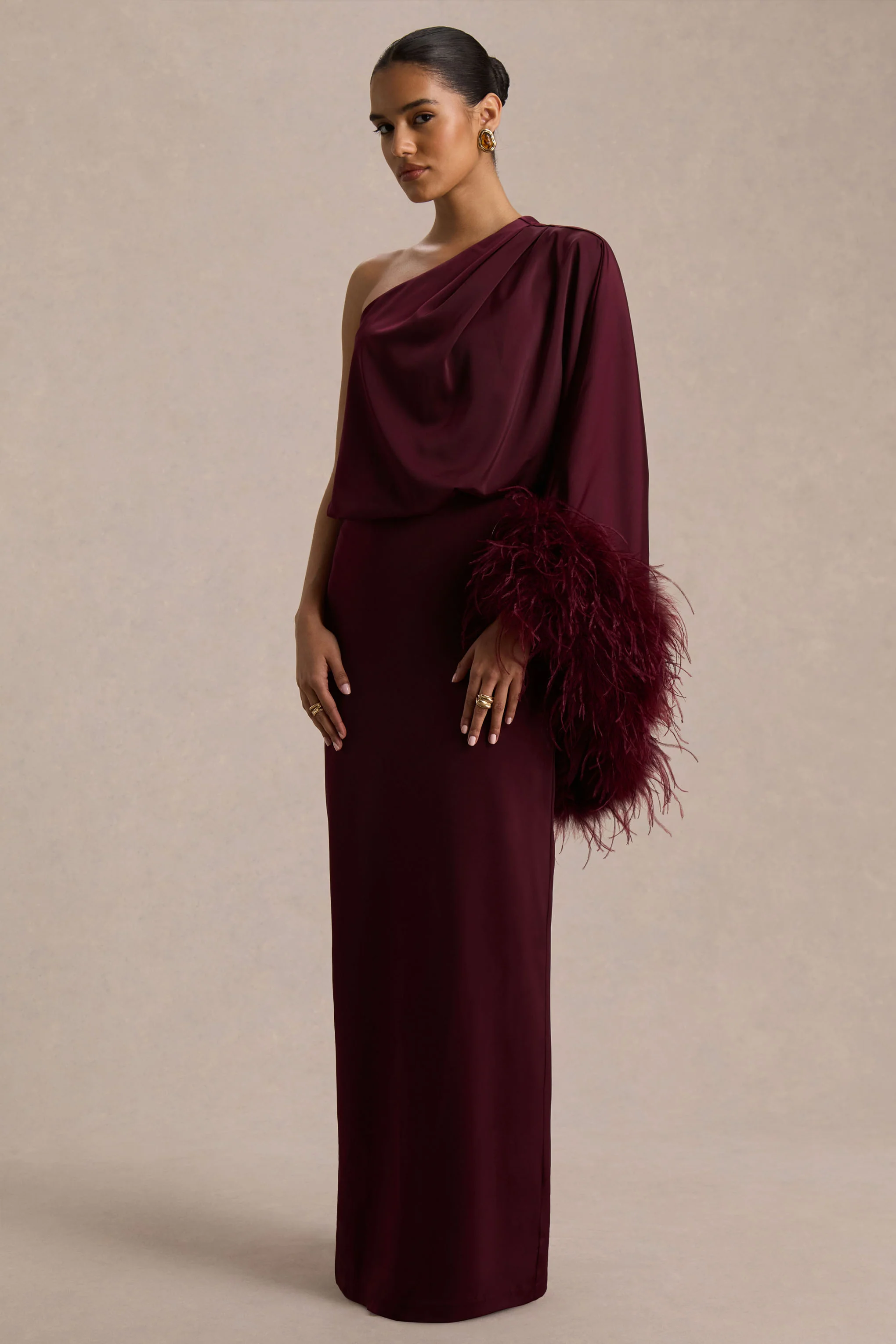 Felicity | Bordeaux Satijnen Asymmetrische Hals Maxi Jurk Met Veren En Gerimpelde Detail - Image 5