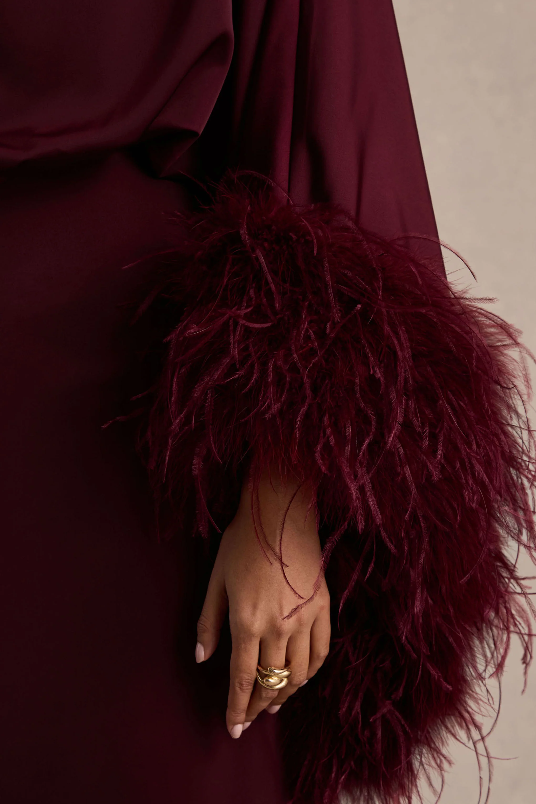 Felicity | Bordeaux Satijnen Asymmetrische Hals Maxi Jurk Met Veren En Gerimpelde Detail - Image 6