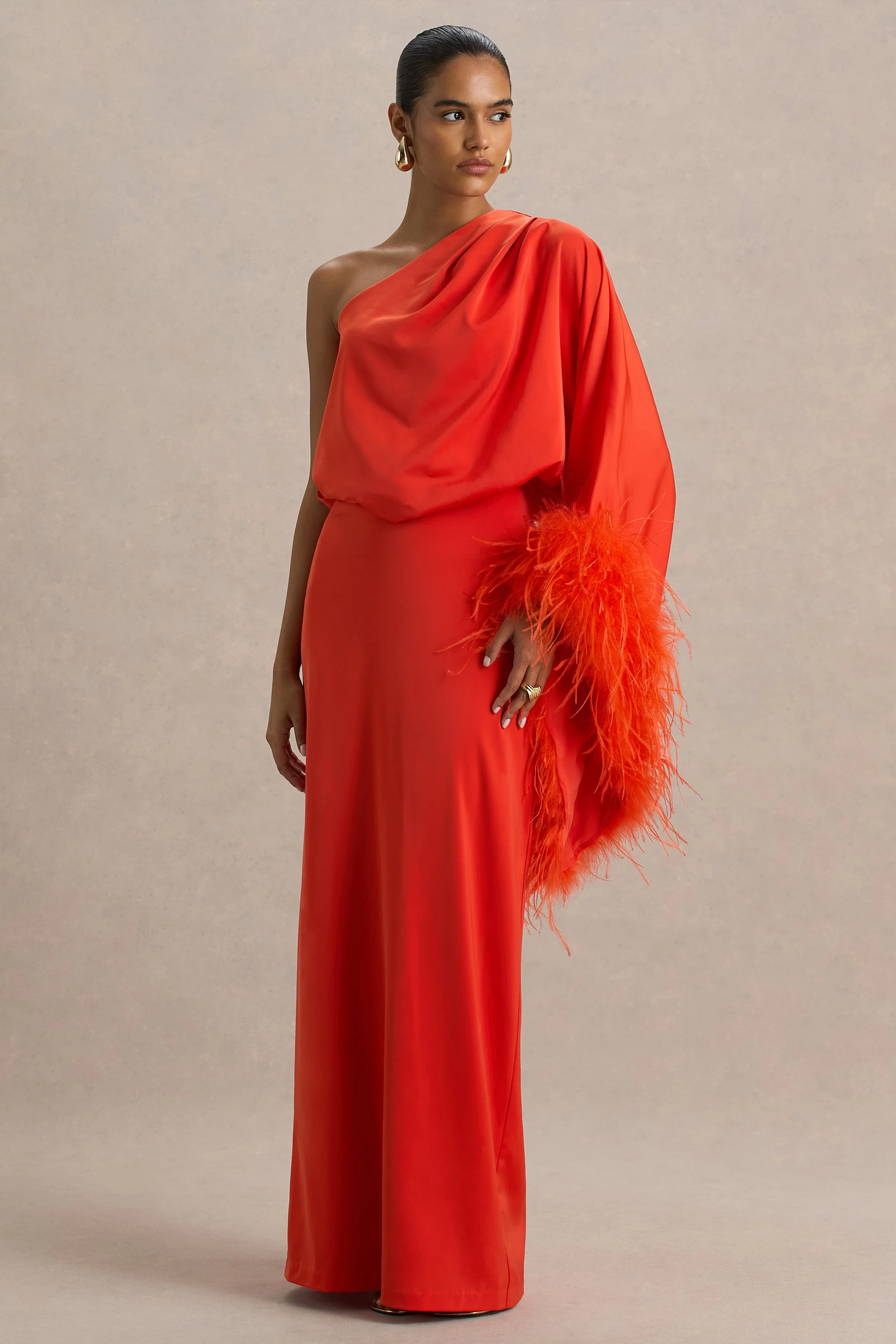 Felicity | Oranje Satijnen Asymmetrische Halslijn Maxi Jurk Met Veren En Gerimpeld Details