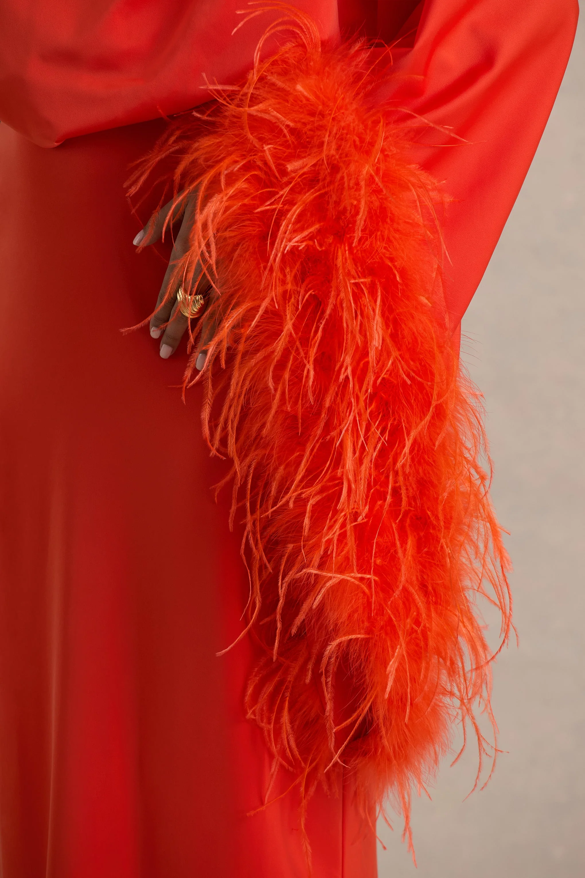 Felicity | Oranje Satijnen Asymmetrische Halslijn Maxi Jurk Met Veren En Gerimpeld Details - Image 6