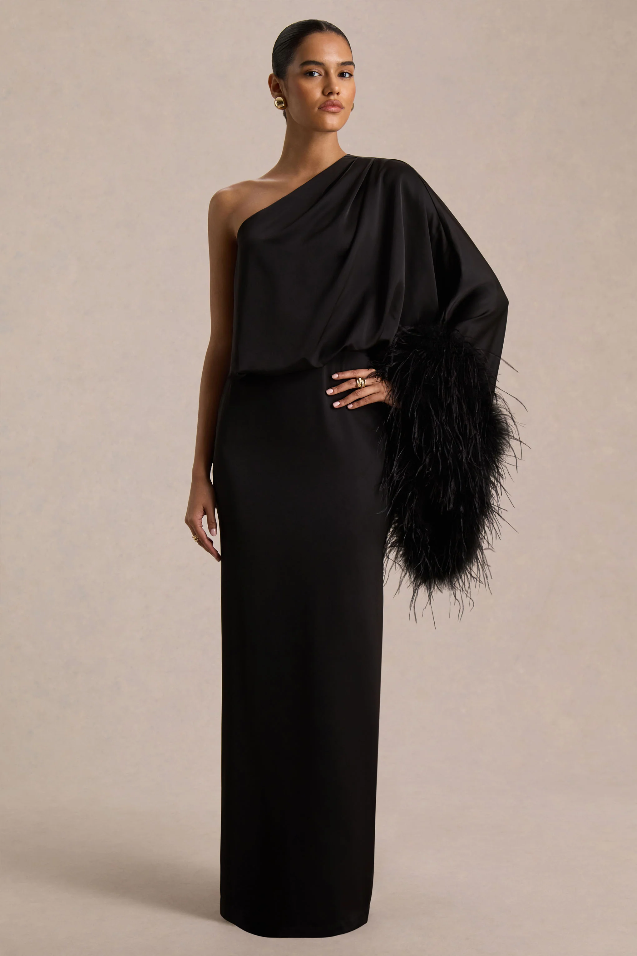 Felicity | Zwarte Satijnen Asymmetrische Hals Maxi Jurk Met Veren En Gerimpelde Detail