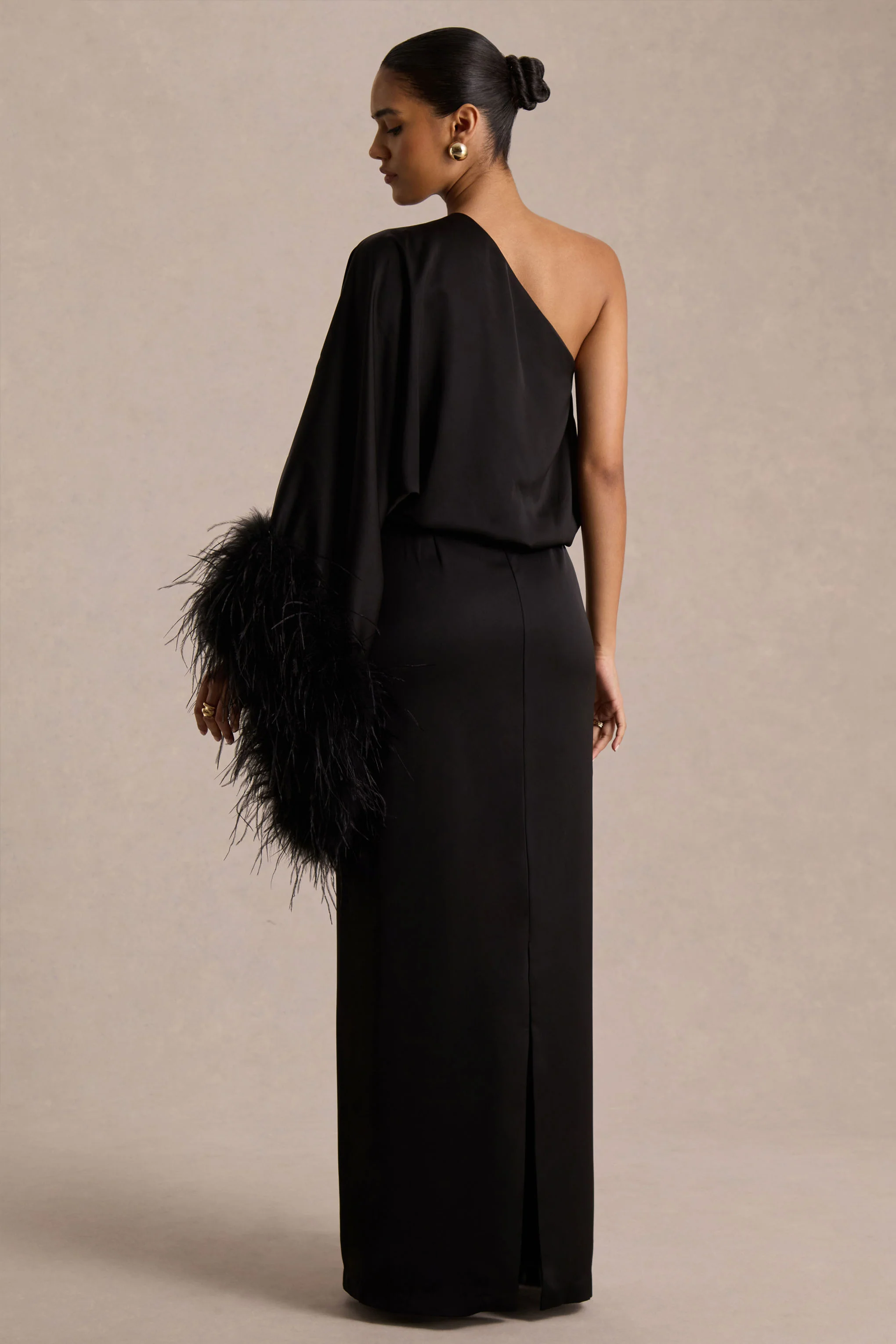 Felicity | Zwarte Satijnen Asymmetrische Hals Maxi Jurk Met Veren En Gerimpelde Detail - Image 2