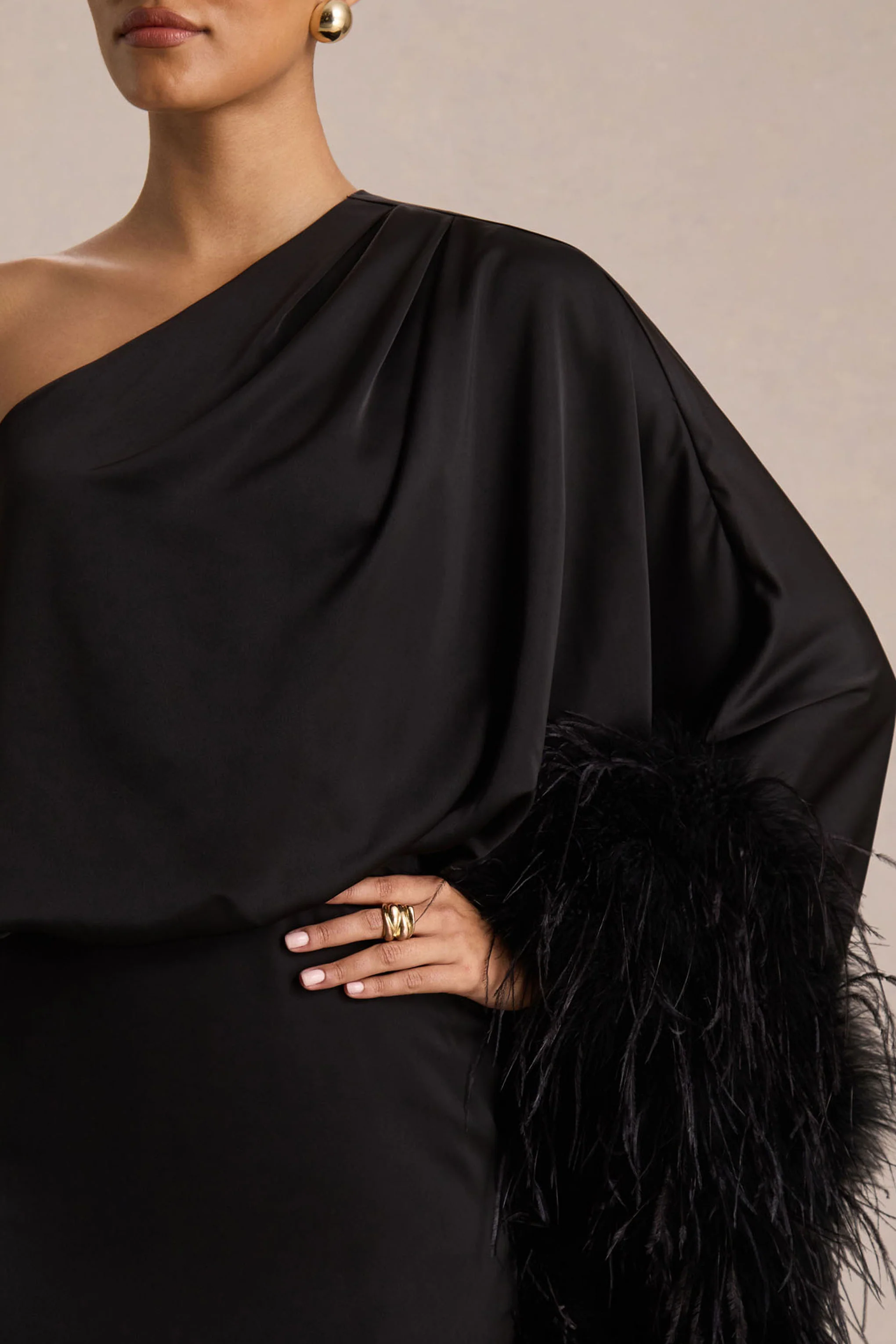 Felicity | Zwarte Satijnen Asymmetrische Hals Maxi Jurk Met Veren En Gerimpelde Detail - Image 3