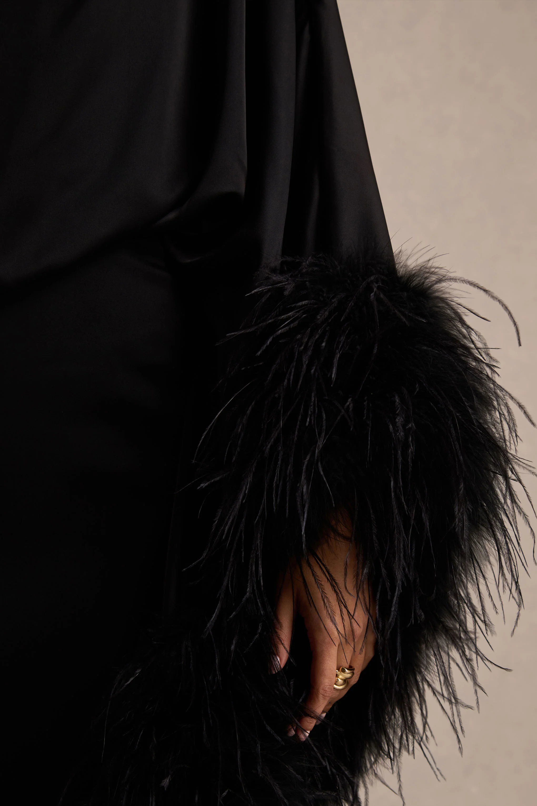 Felicity | Zwarte Satijnen Asymmetrische Hals Maxi Jurk Met Veren En Gerimpelde Detail - Image 6