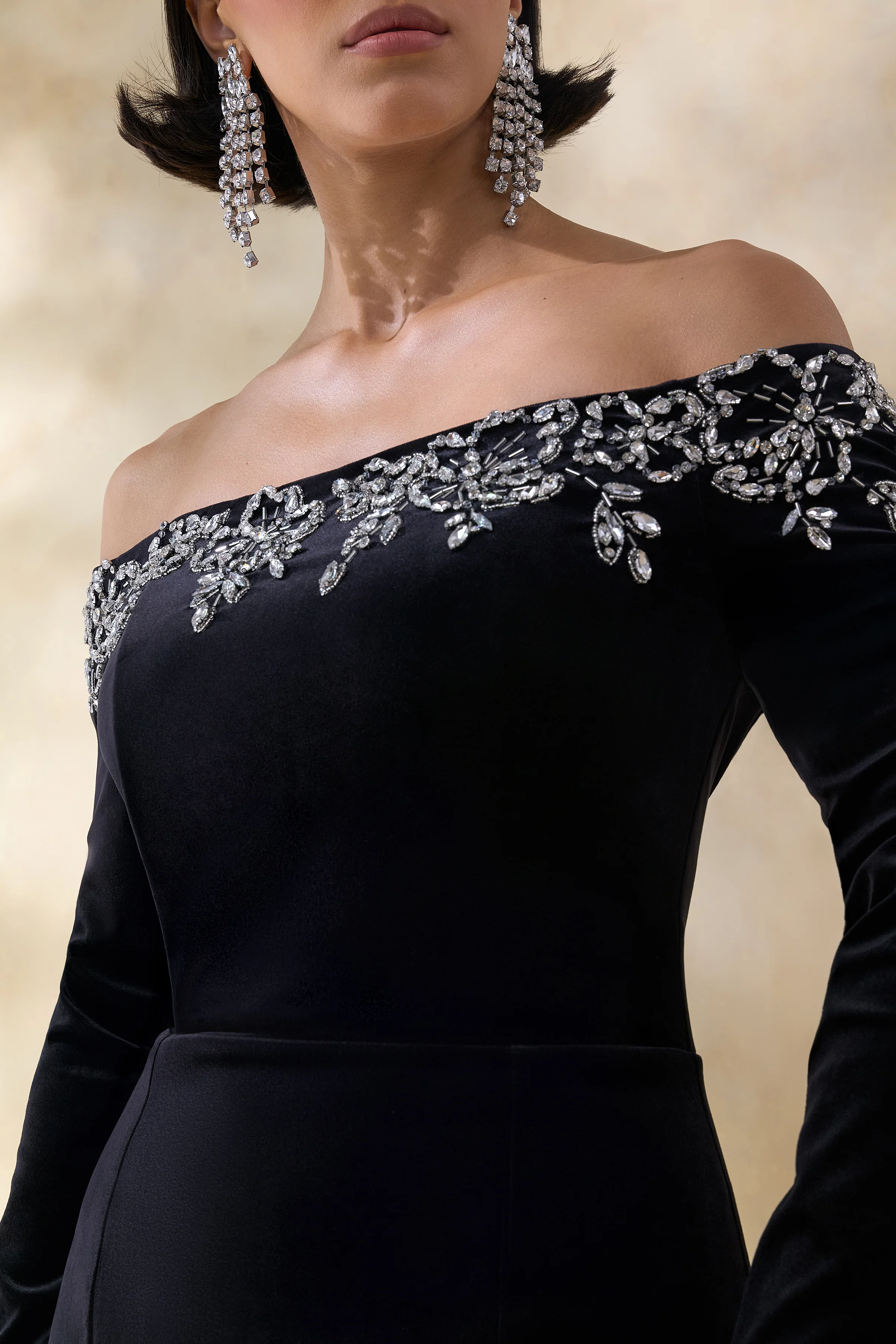 Fern | Zwarte Samt Maxi Jurk met Versierde Bardot-Halslijn - Image 3