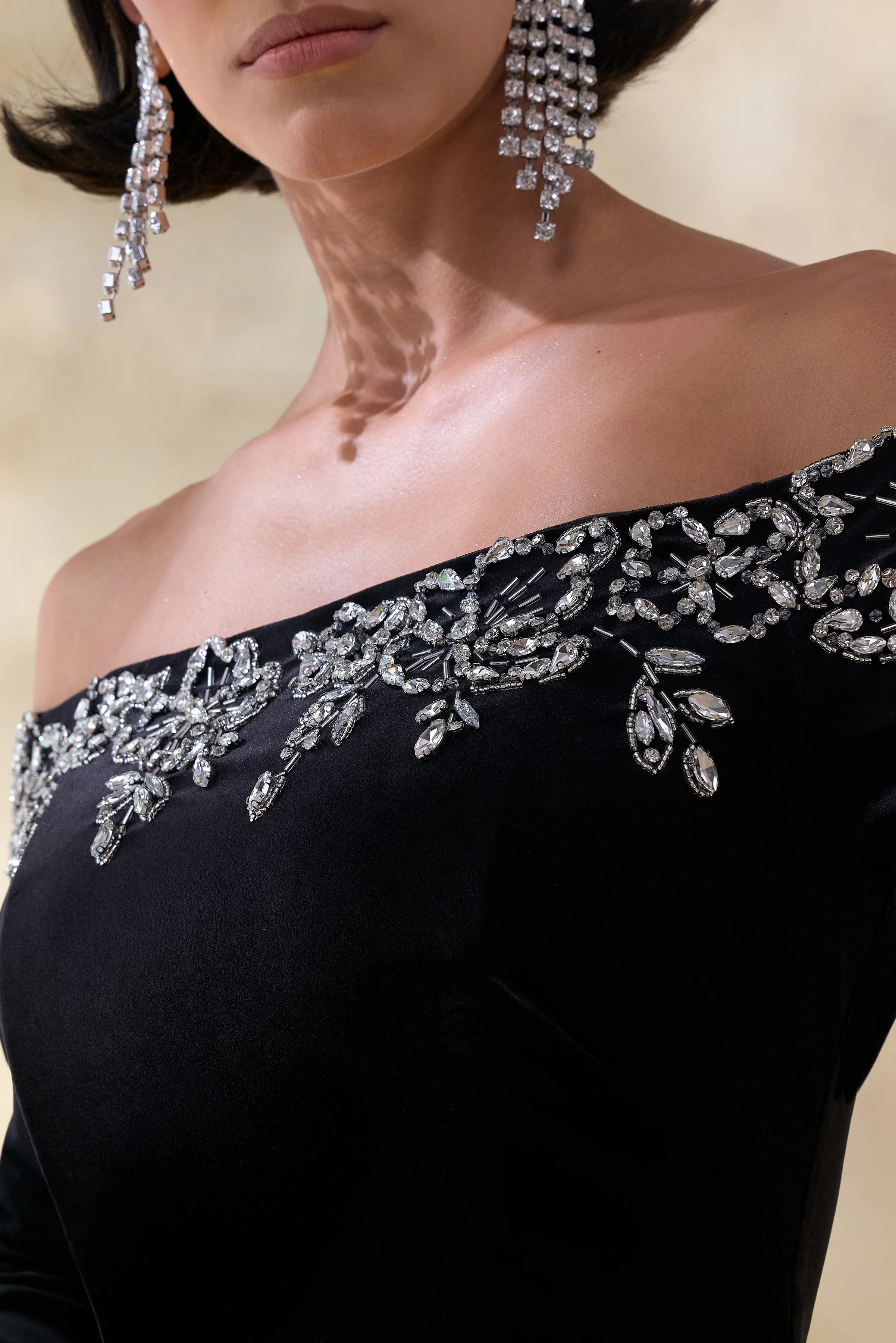 Fern | Zwarte Samt Maxi Jurk met Versierde Bardot-Halslijn - Image 6