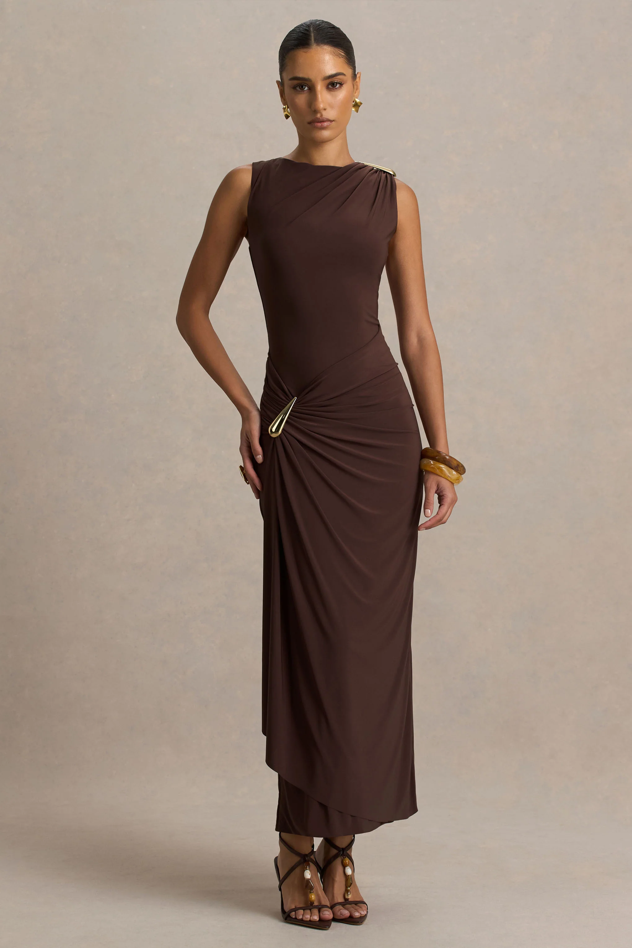 Fiora | Bruine Hoge Hals Maxi Jurk Met Metalen Details