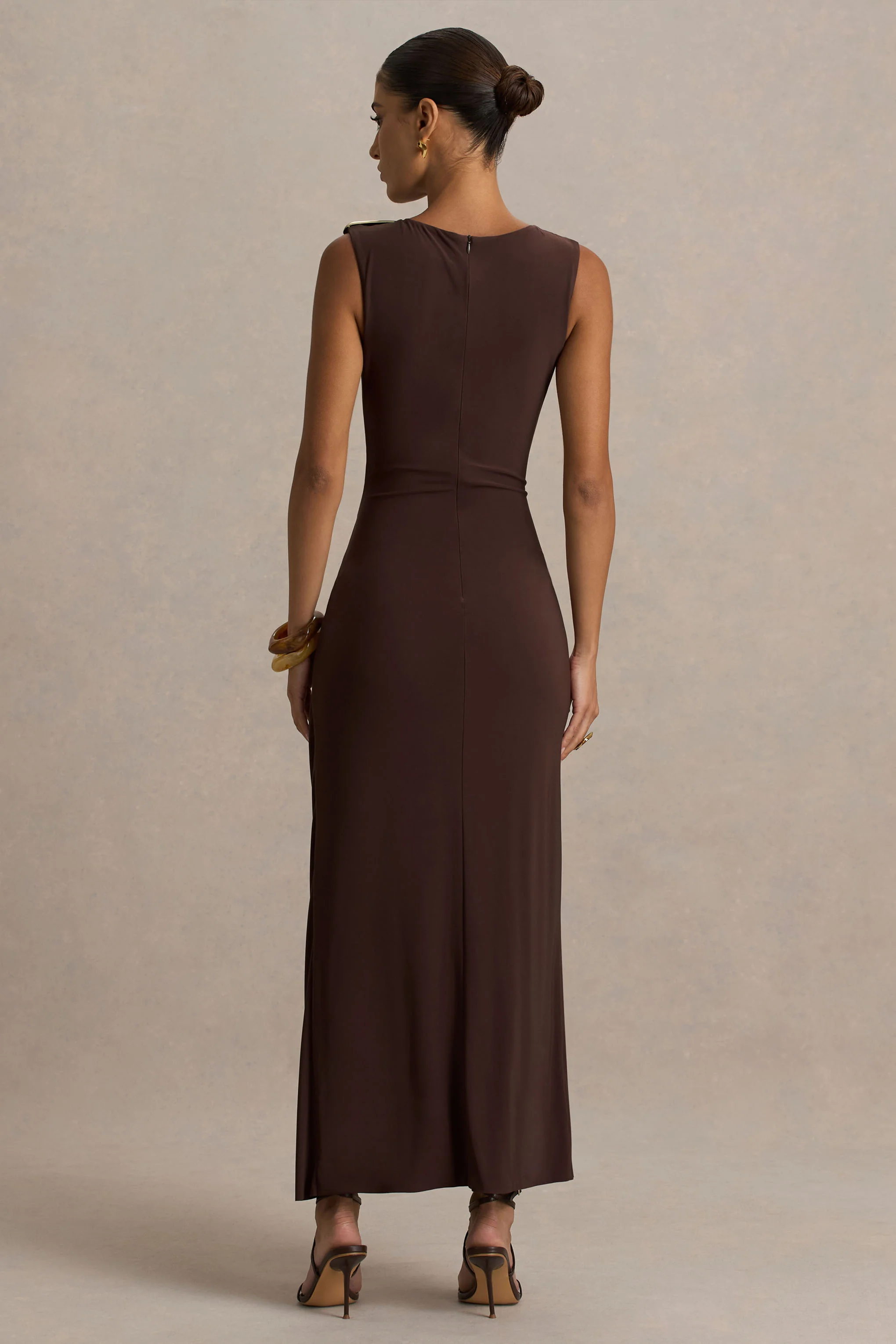 Fiora | Bruine Hoge Hals Maxi Jurk Met Metalen Details - Image 2