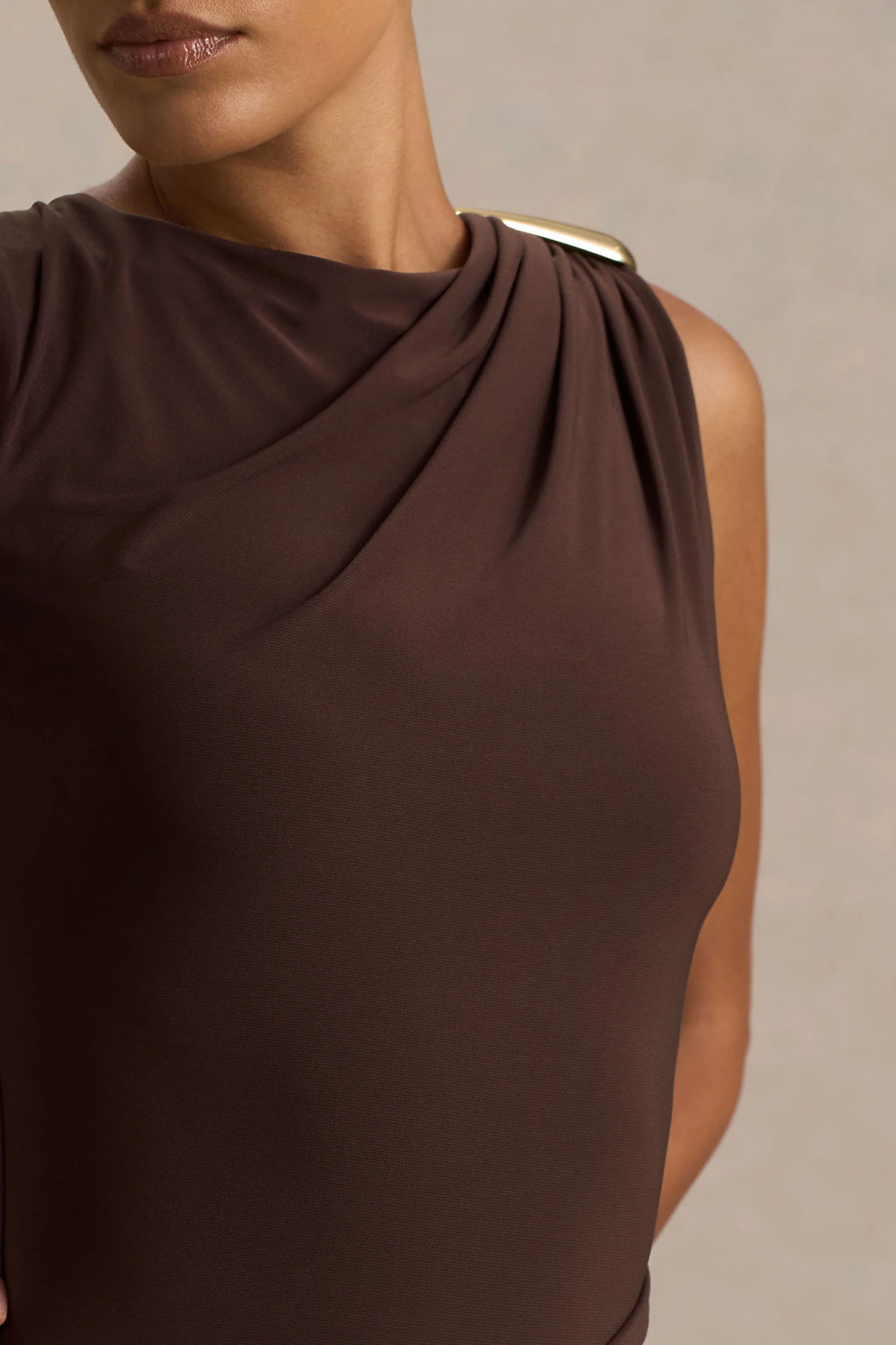 Fiora | Bruine Hoge Hals Maxi Jurk Met Metalen Details - Image 3