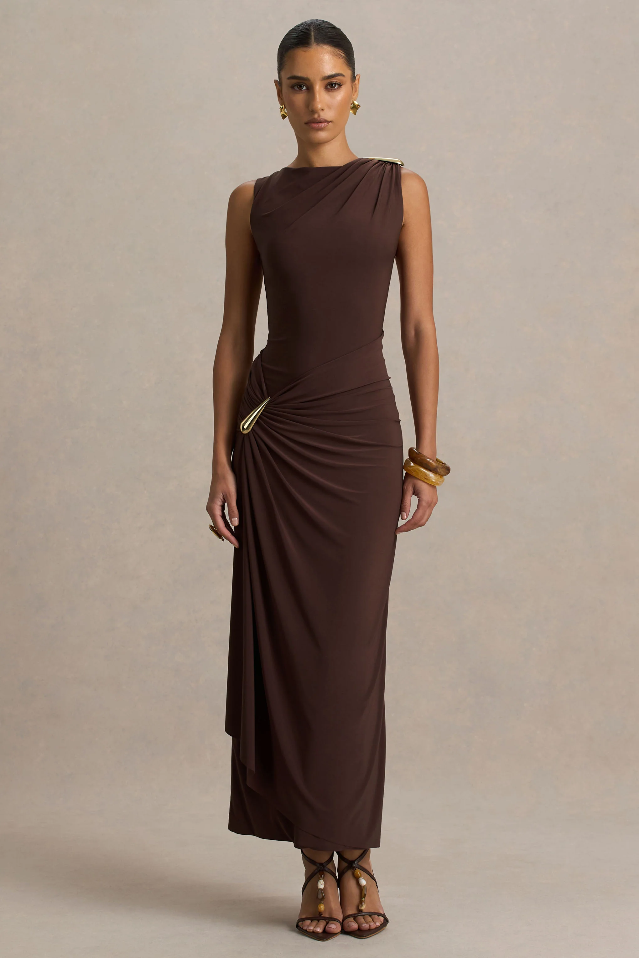Fiora | Bruine Hoge Hals Maxi Jurk Met Metalen Details - Image 5