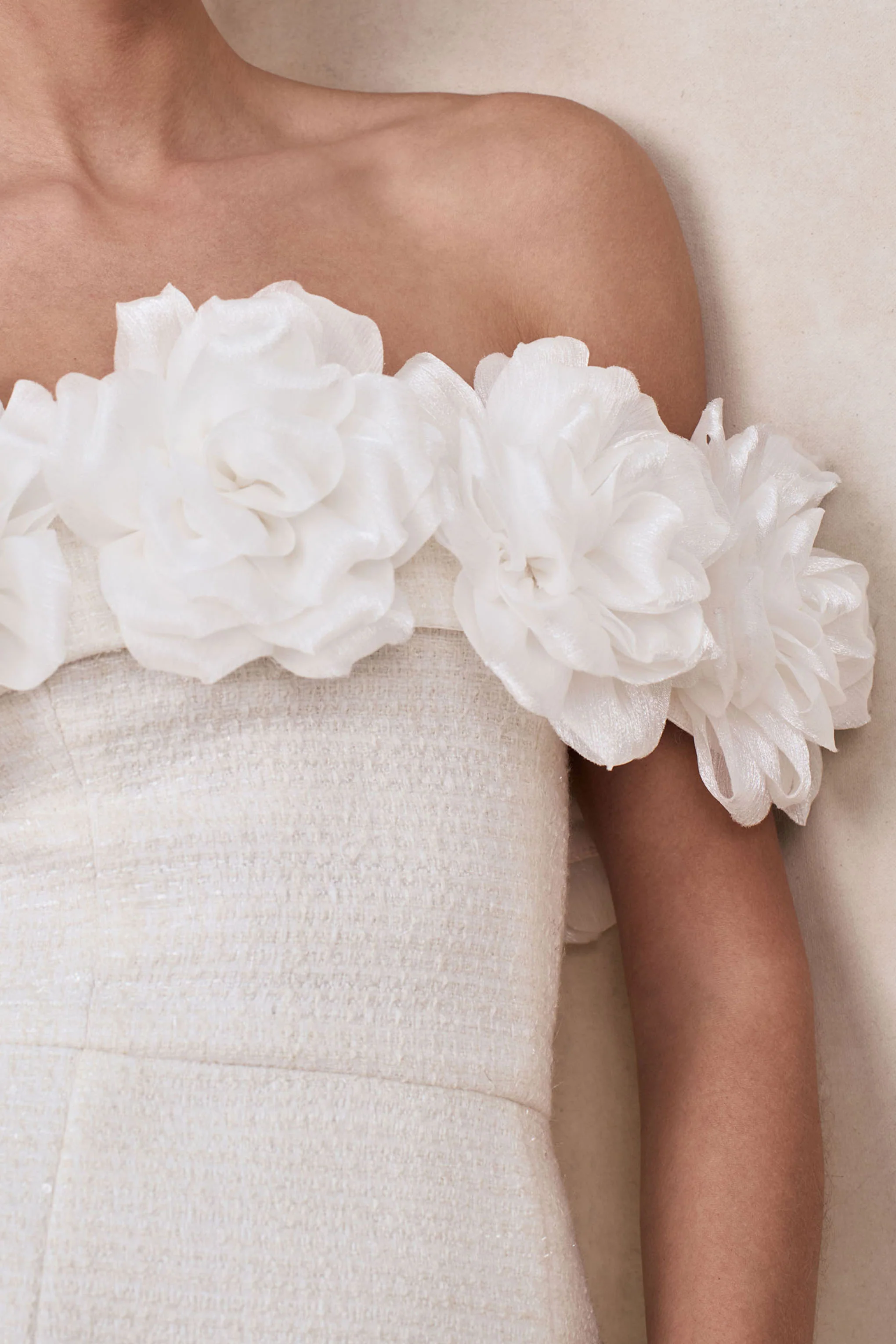 Florinda | Witte Bouclé Bloemen Print Mini Jurk Met Bardot Hals - Image 7