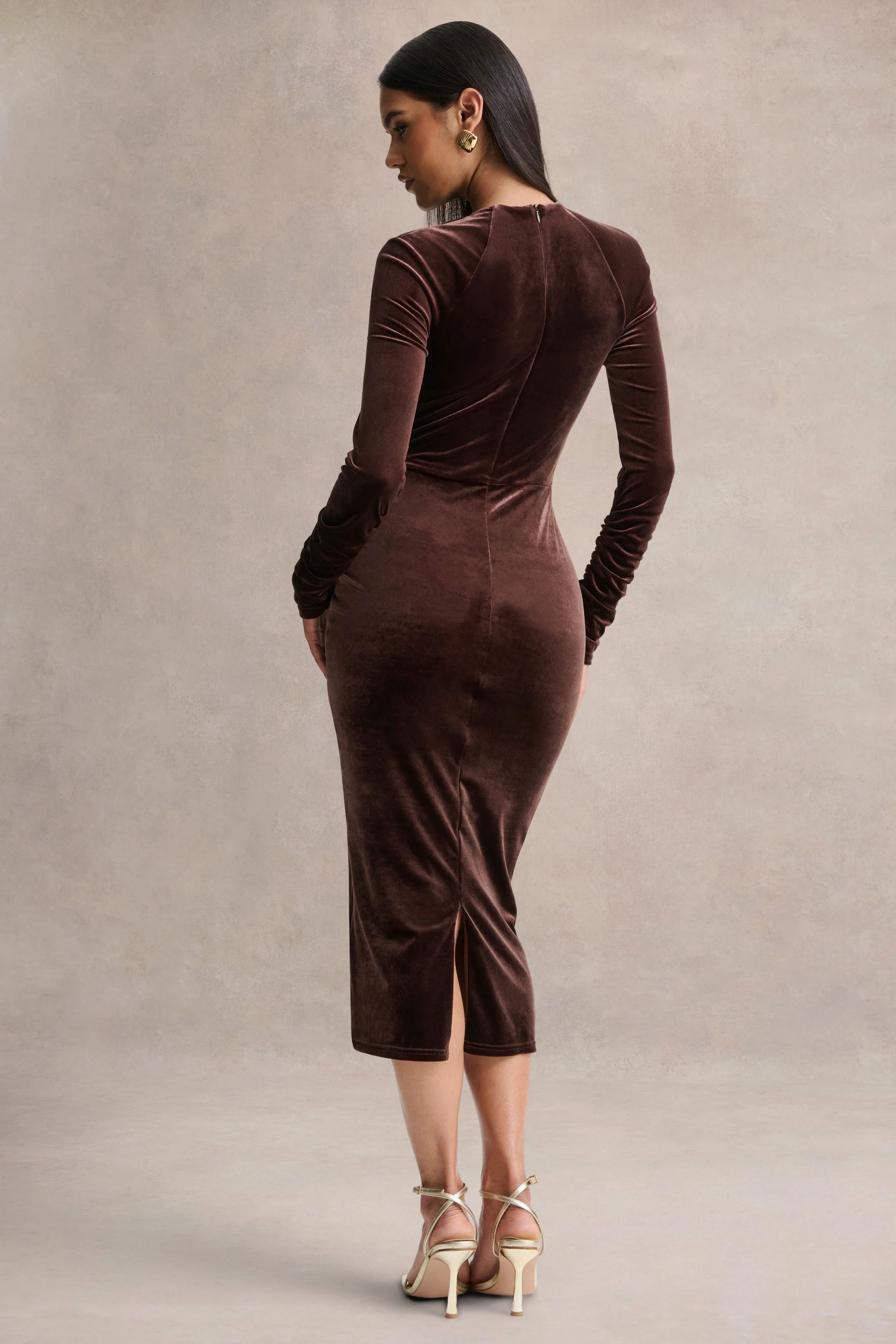 Francine | Bruine Fluwelen Ronde-Hals Midi Jurk Met Uitsnijding Details - Image 2