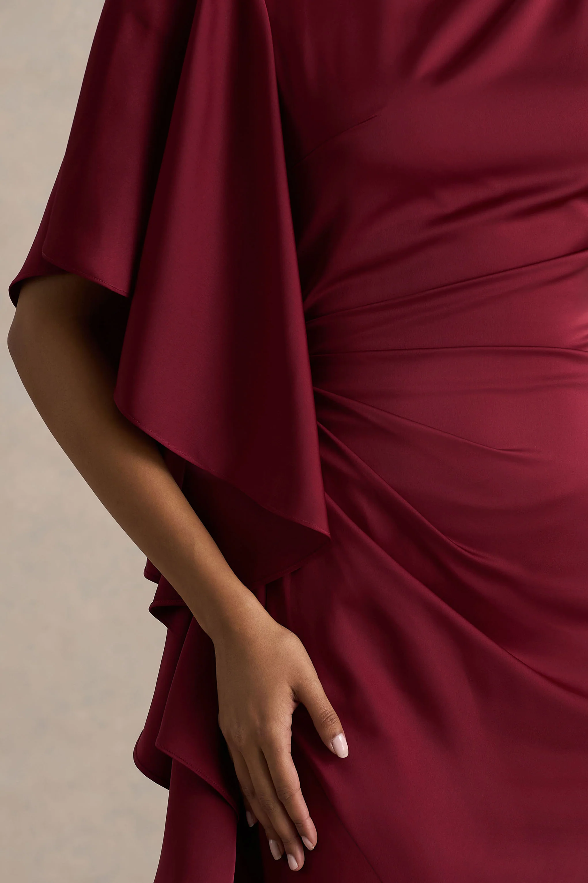 Freya | Bordeaux Satijnen Hoge Hals Maxi Jurk Met Voorsplit En Rcuhes Detail - Image 3