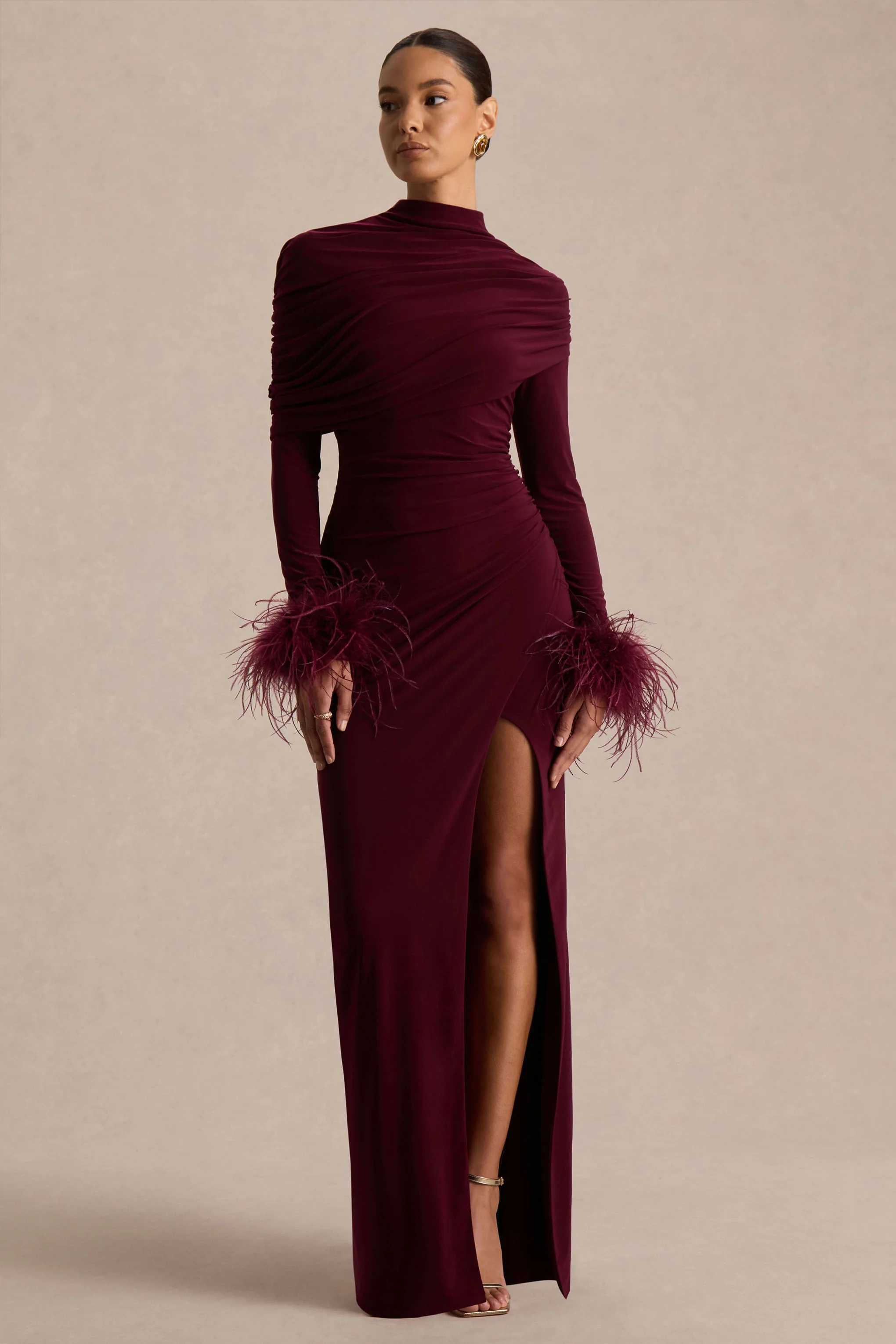 Gatsby | Bordeauxrode Maxi-jurk Met Hoge Hals En Manchetten Met Verenafwerking