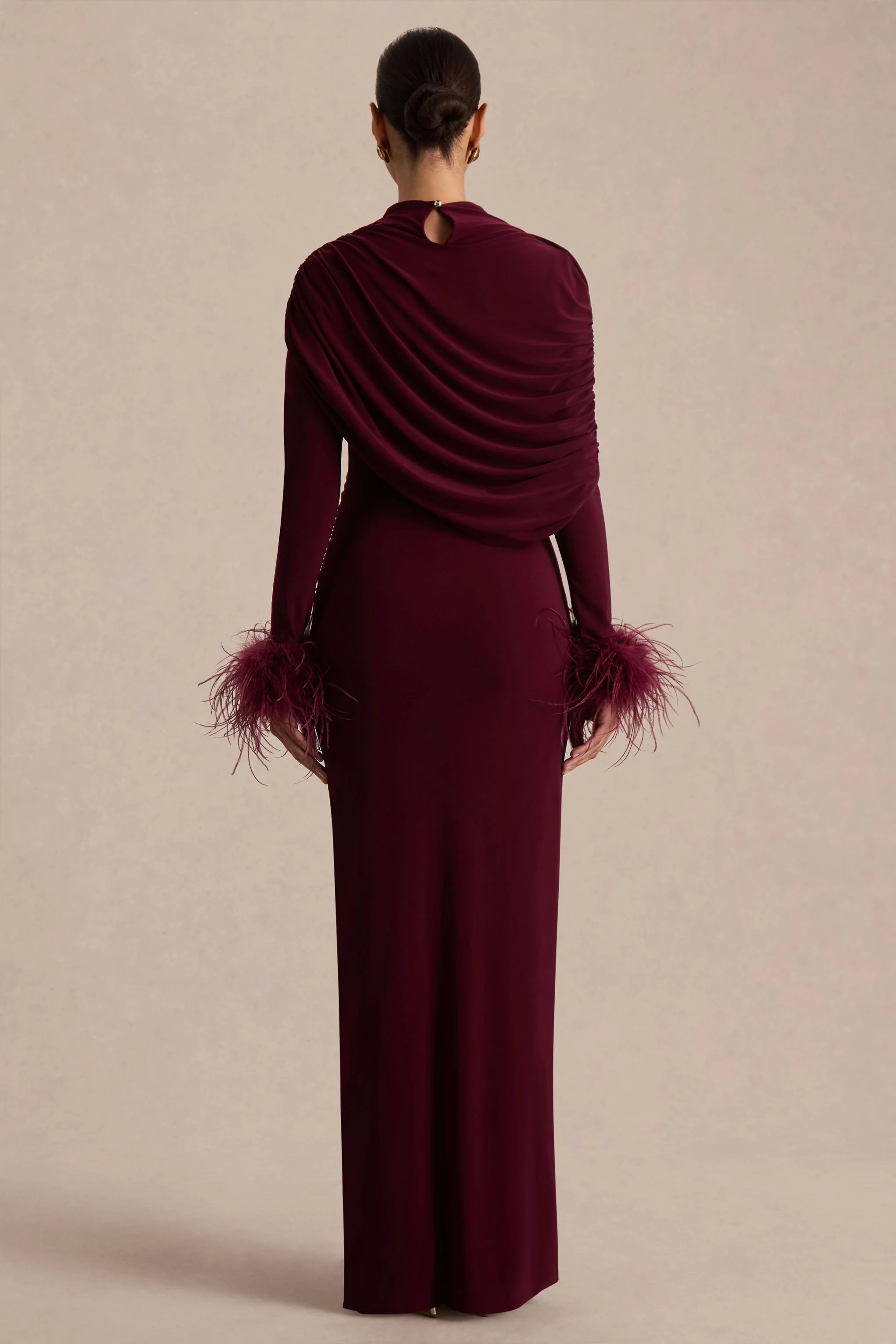 Gatsby | Bordeauxrode Maxi-jurk Met Hoge Hals En Manchetten Met Verenafwerking - Image 2