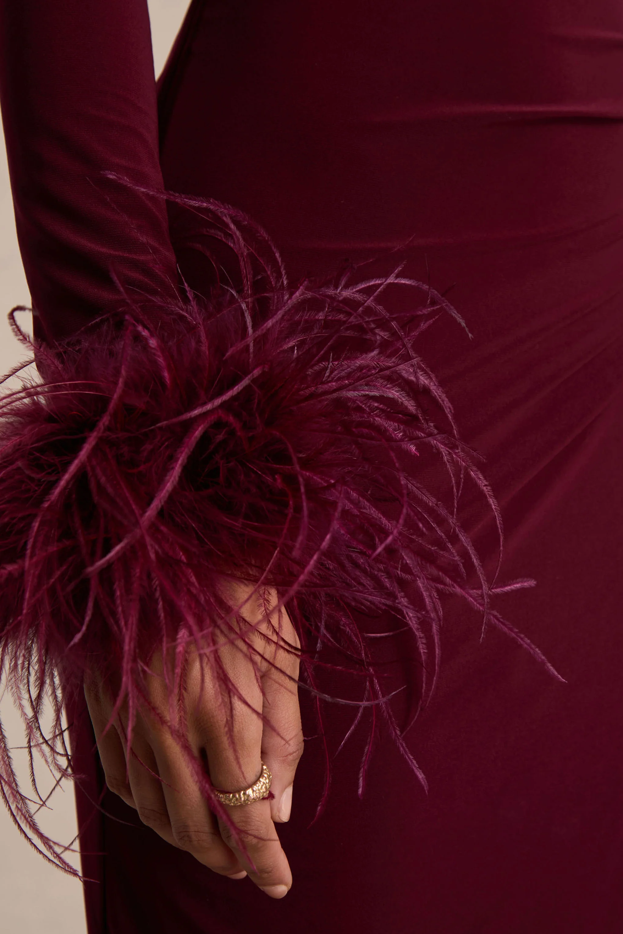 Gatsby | Bordeauxrode Maxi-jurk Met Hoge Hals En Manchetten Met Verenafwerking - Image 3