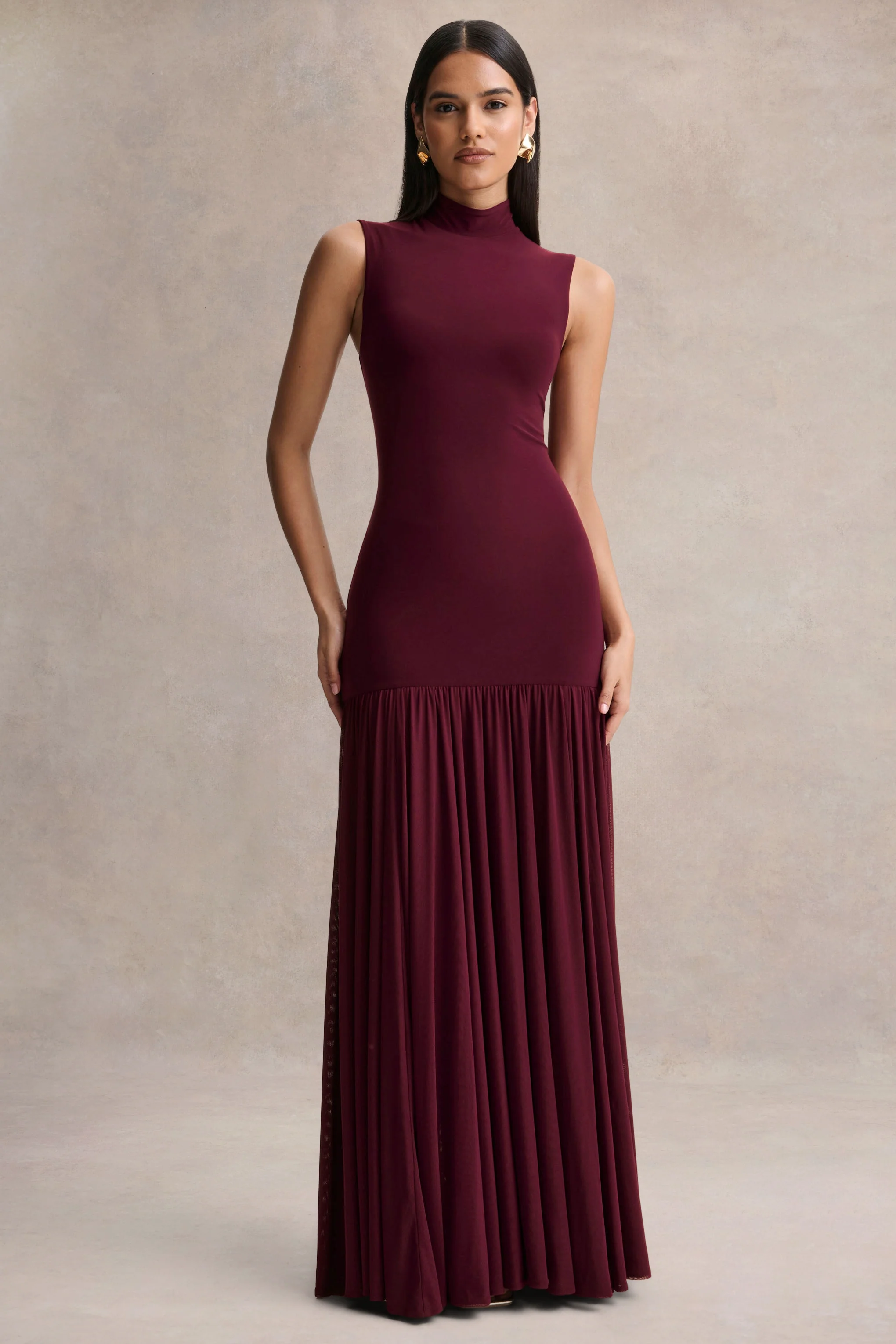 Gigi | Bordeaux Hoge Hals Maxi Jurk Met Verlaagde Taille En Doorzichtige Rok