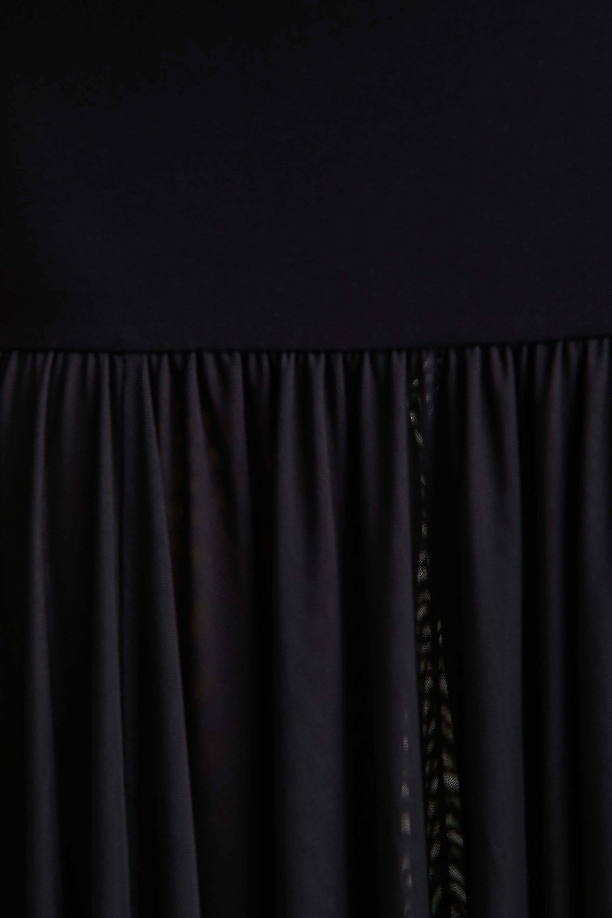 Gigi | Zwarte Hoge Hals Maxi Jurk Met Verlaagde Taille En Doorzichtige Rok - Image 6
