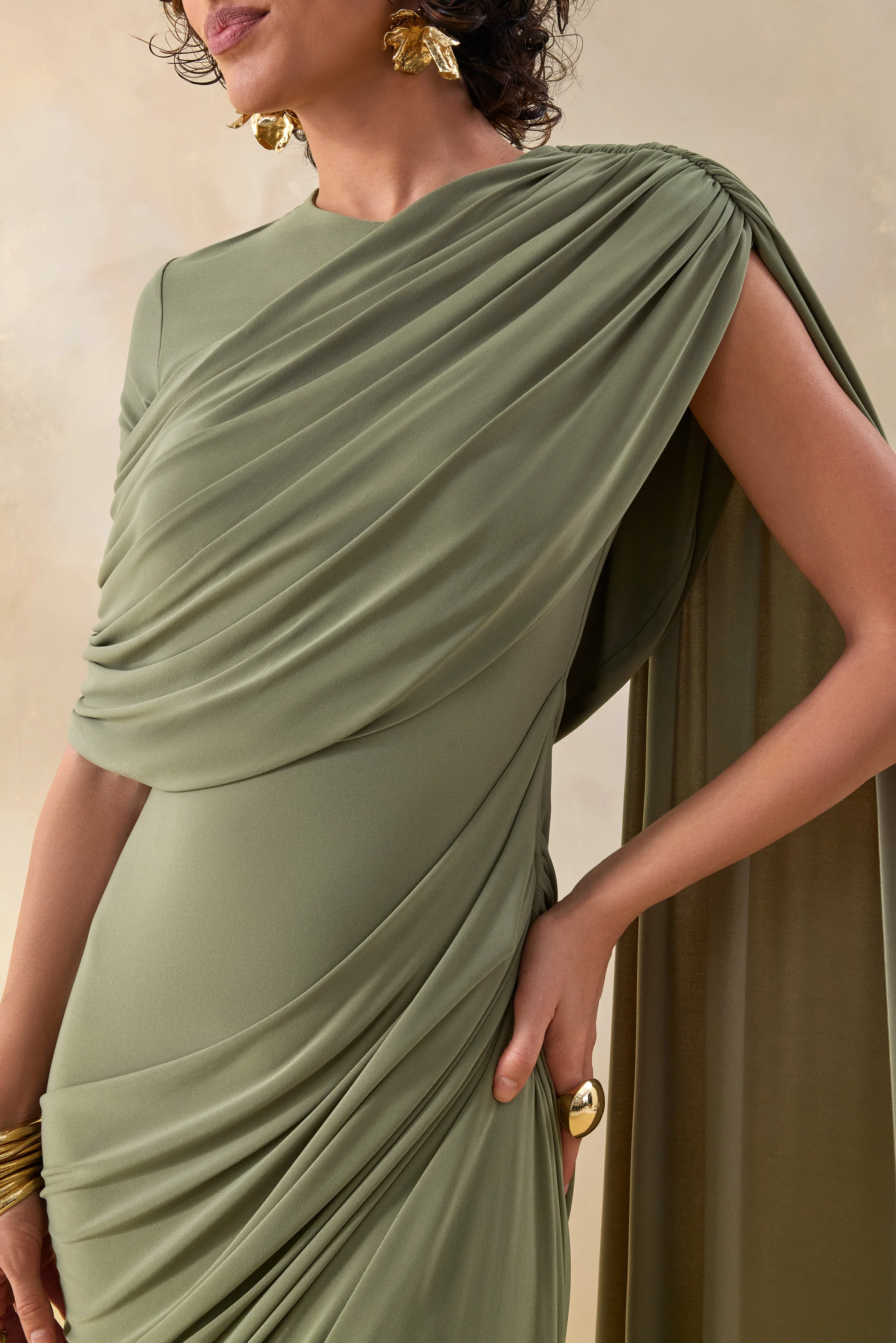 Gisara | Olijfgroene Hoge Hals Maxi Jurk met Ceintuur en Gedrapeerde Details - Image 3
