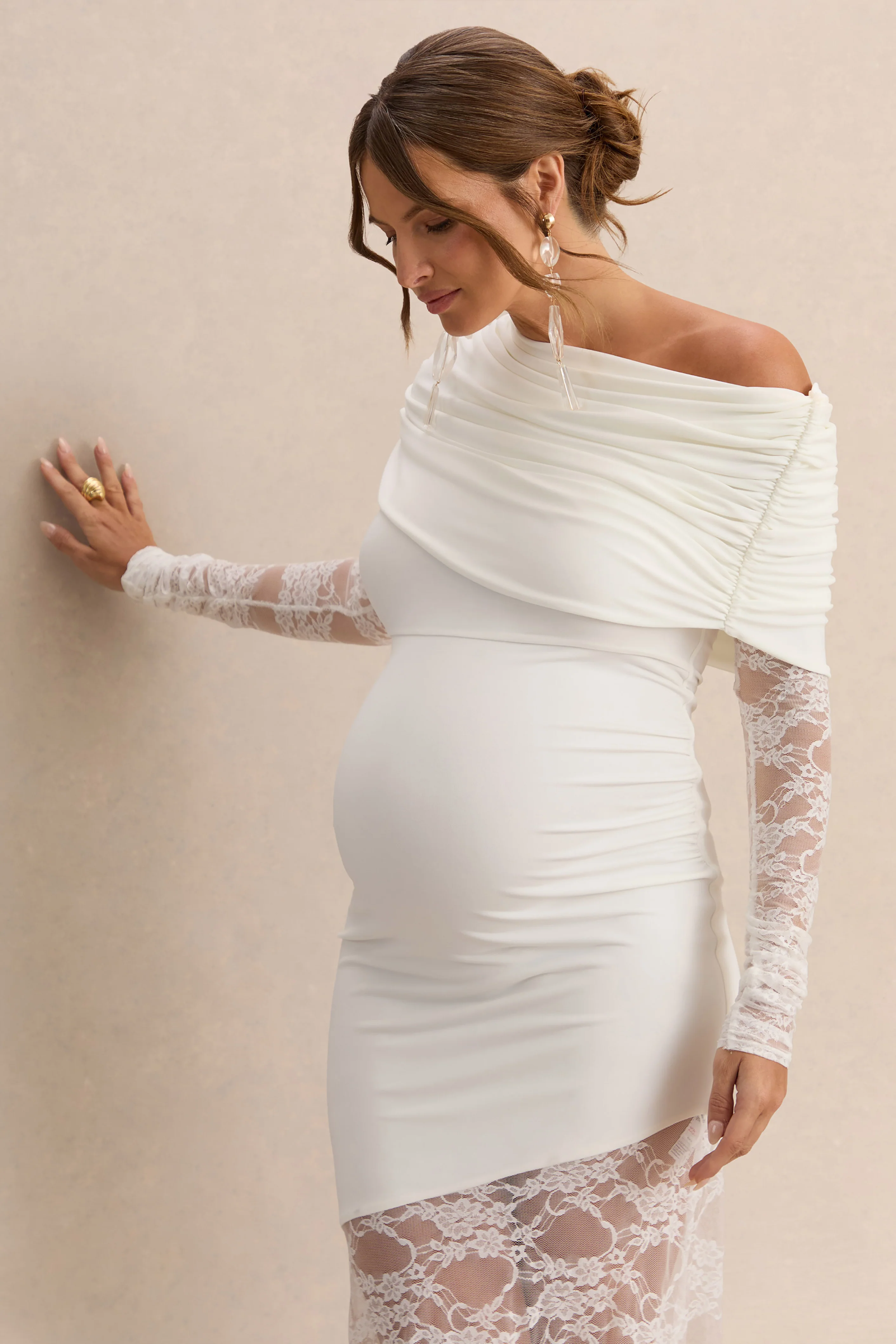 Giuliana | Witte Asymmetrische Hals Zwangerschaps Maxi Jurk Met Kanten Details - Image 3