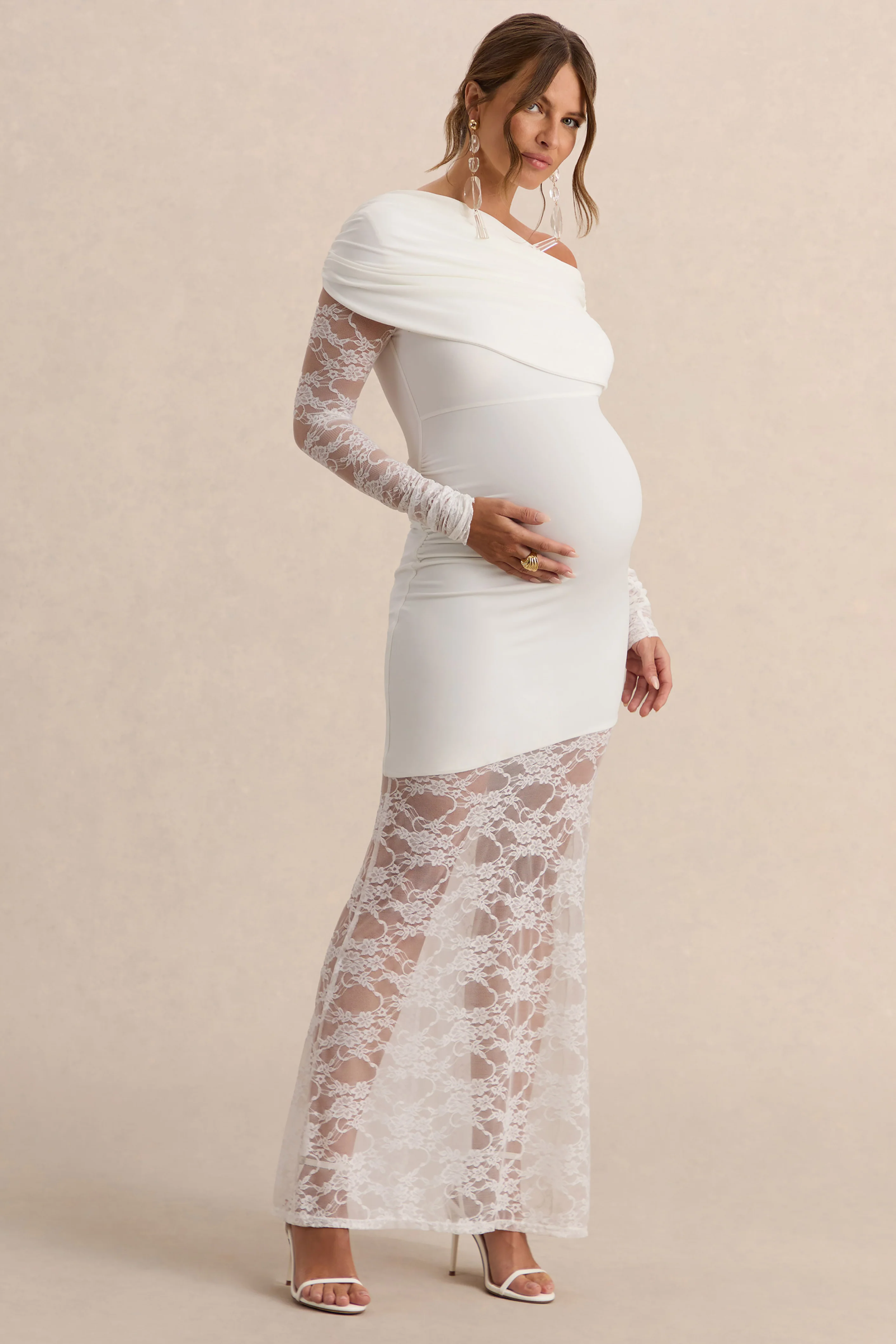 Giuliana | Witte Asymmetrische Hals Zwangerschaps Maxi Jurk Met Kanten Details - Image 4