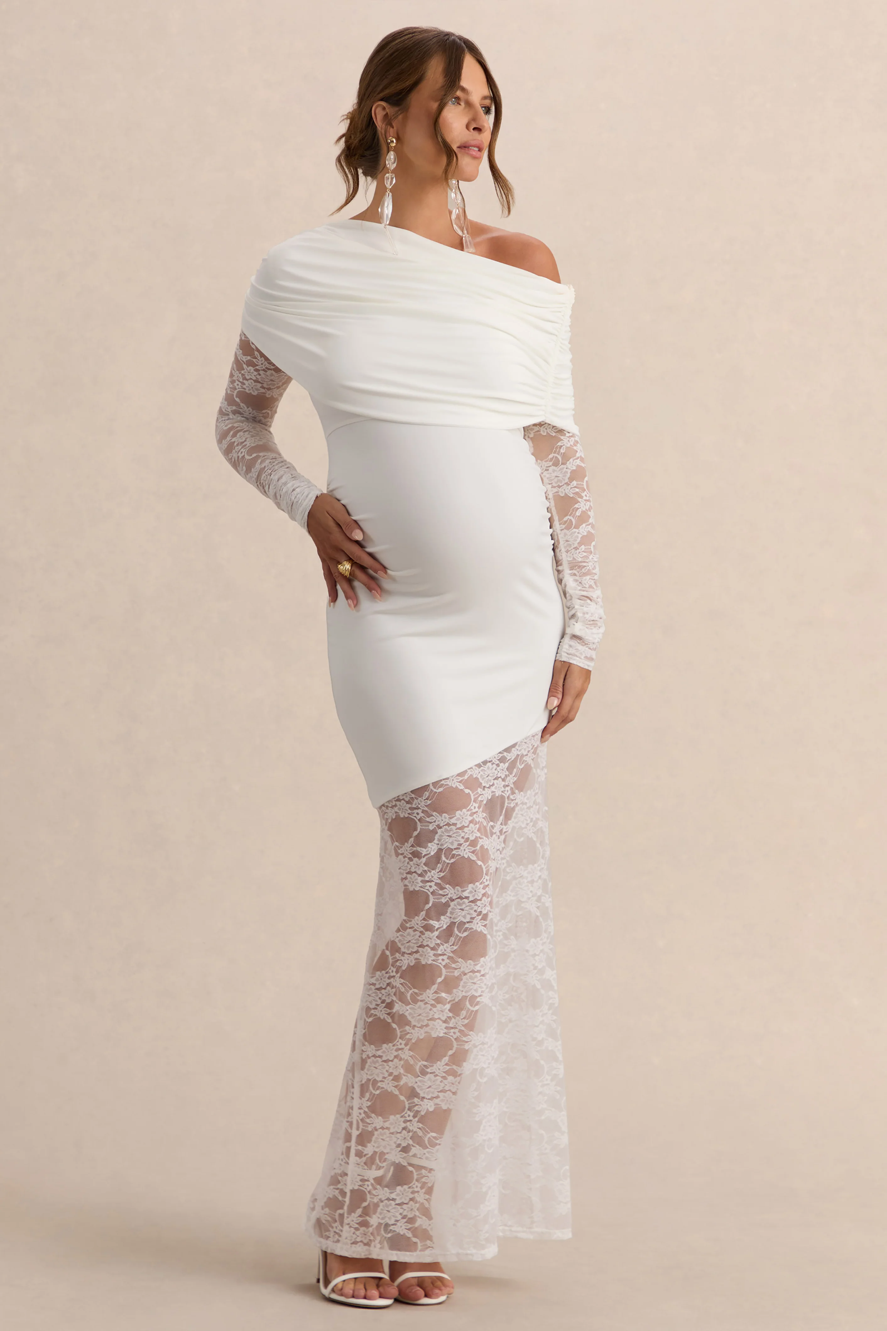 Giuliana | Witte Asymmetrische Hals Zwangerschaps Maxi Jurk Met Kanten Details - Image 5