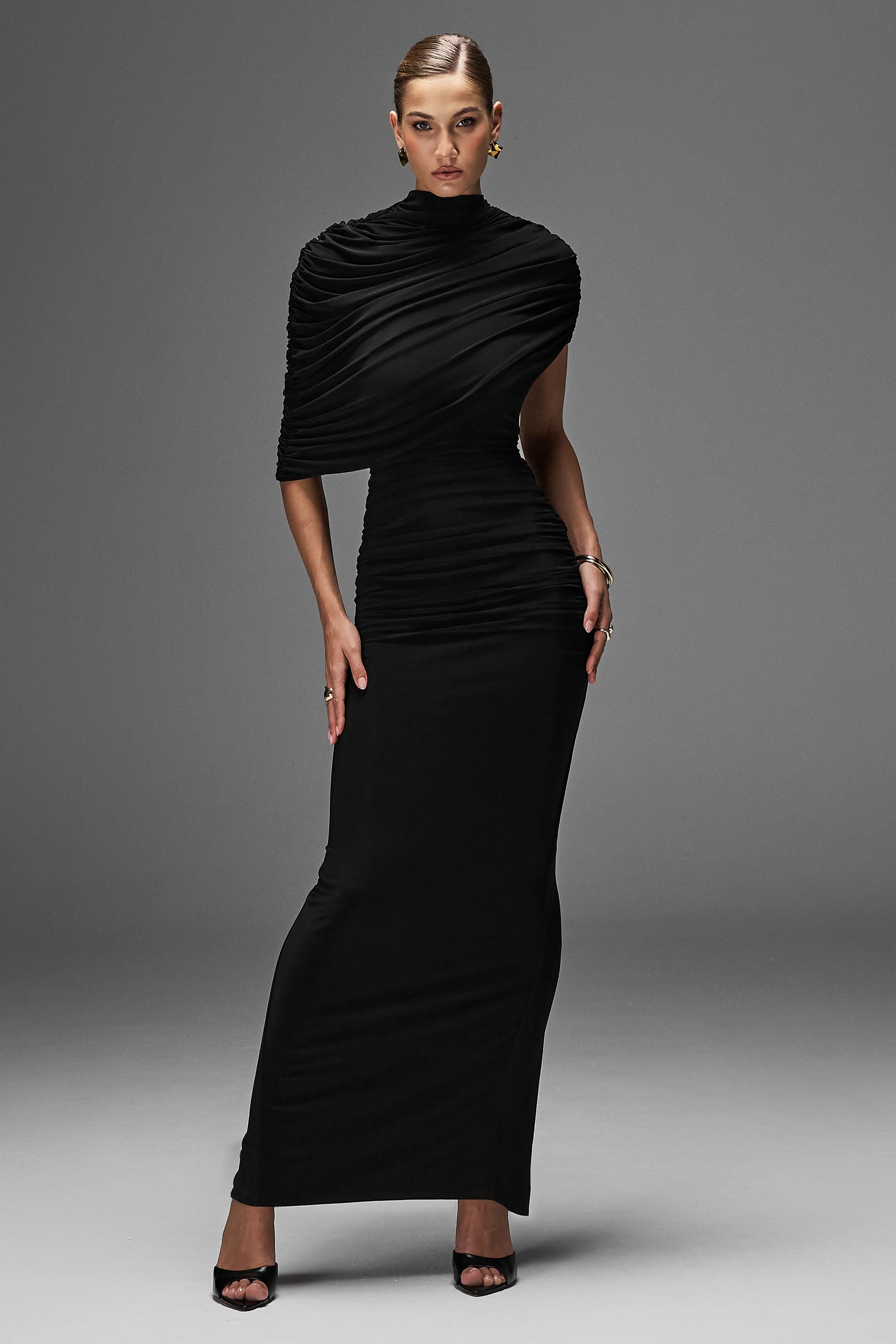 Glitz | Zwart Hoge Hals Maxi Jurk Met Cape Mouw En Gerimpeld Detail