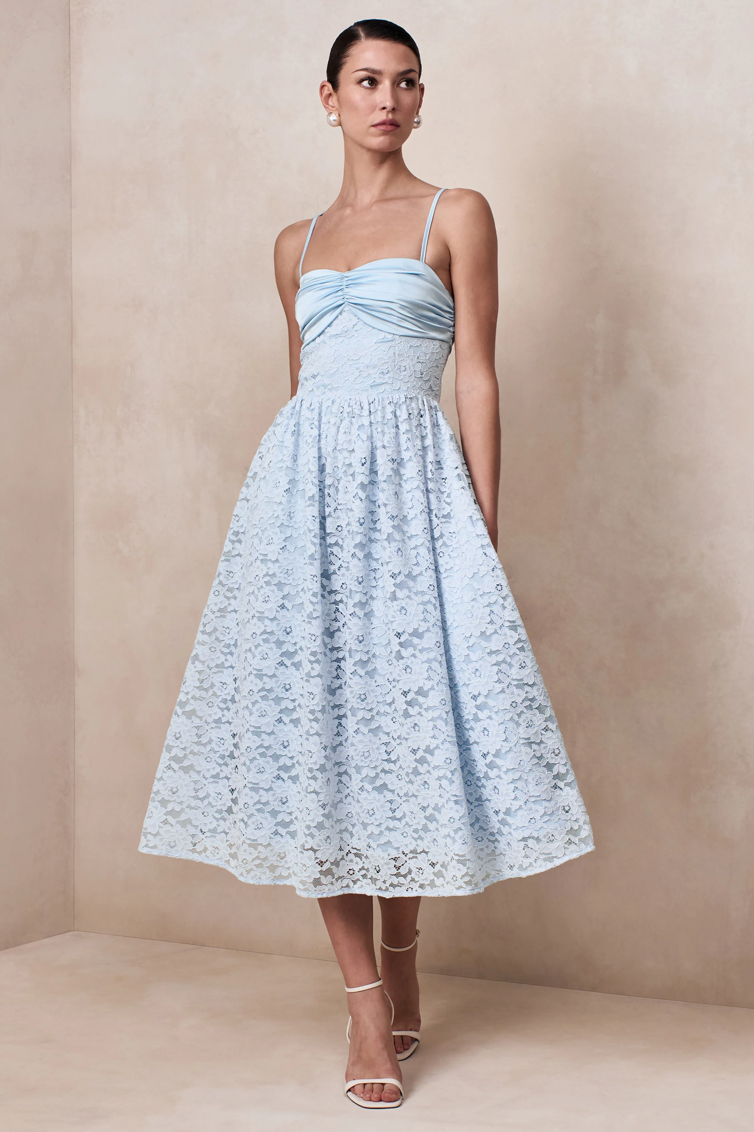 Gloriana | Poederblauwe Kanten Midi Jurk Met Sweetheart Halslijn - Image 6