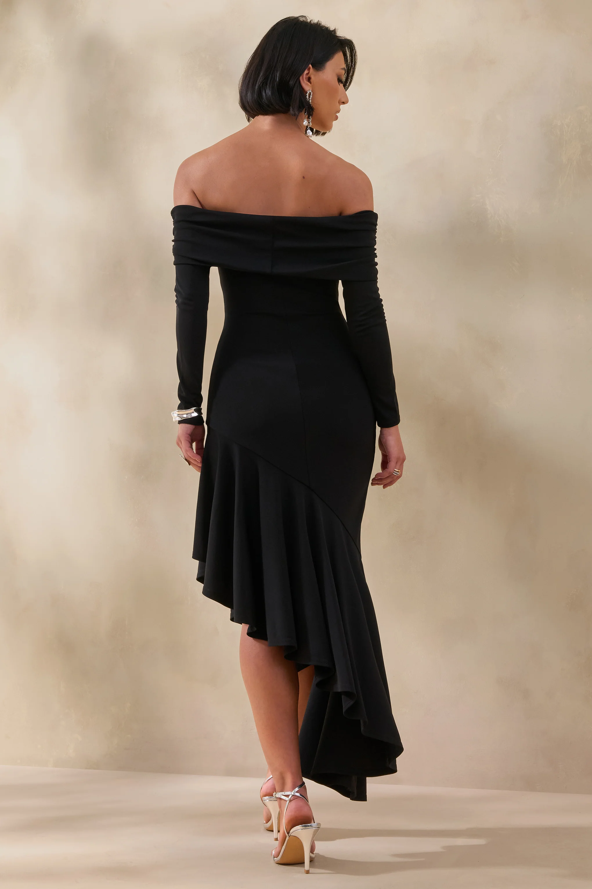 Goldara | Zwarte Bardot Hals Maxi Jurk Met Asymmetrische Zoom En Ruches - Image 2