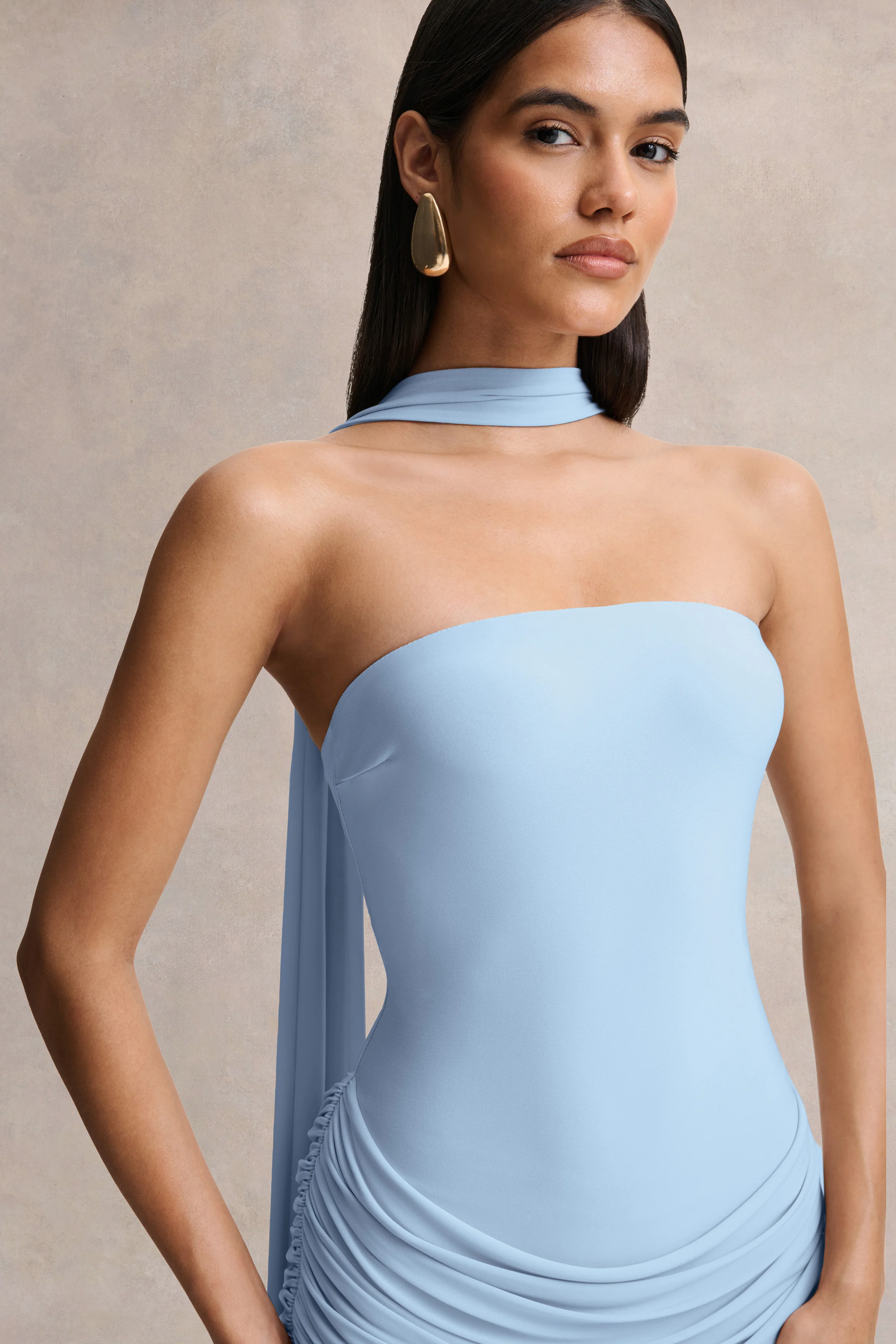 Graciella | Lichtblauwe Bandeau Maxi Jurk Met Draperende Details En Sjaaldetail - Image 5