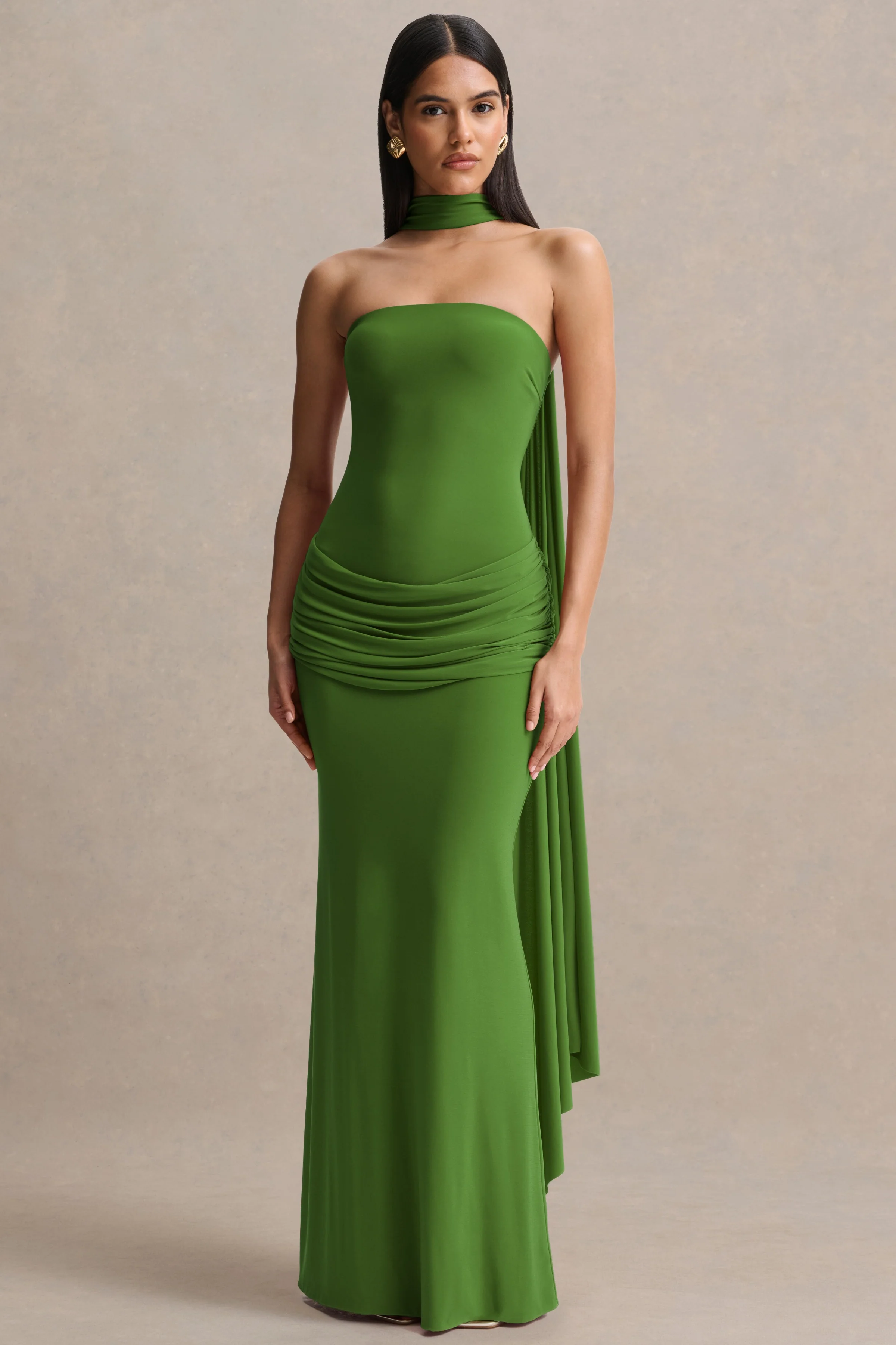 Graciella | Olijfgroene Bandeau Maxi Jurk Met Draperende Details En Sjaaldetail