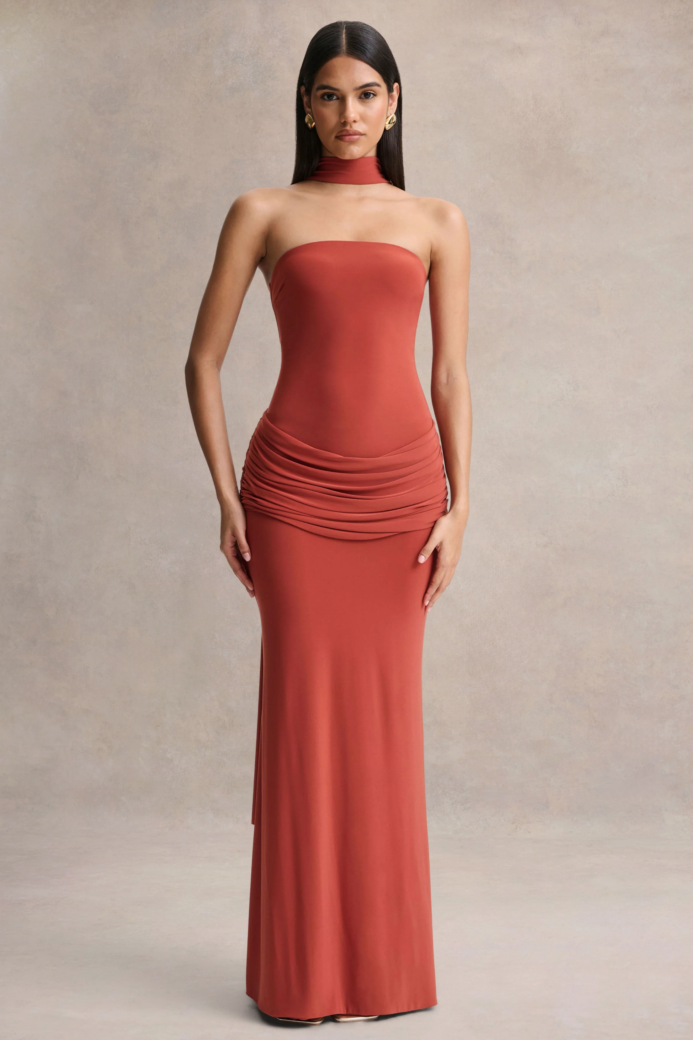Graciella | Roest Bandeau Maxi Jurk Met Gedrapeerde Details En Sjaal