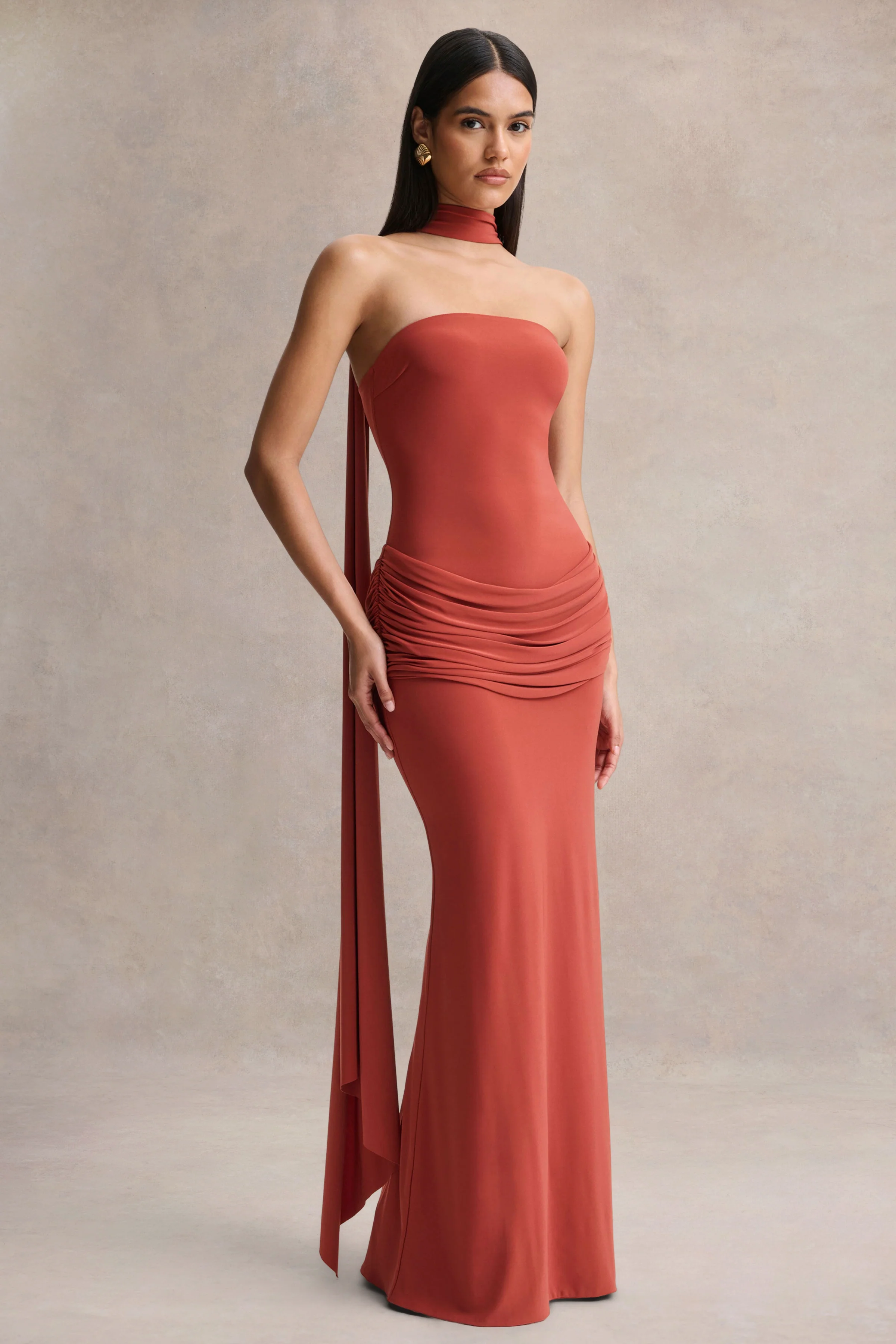 Graciella | Roest Bandeau Maxi Jurk Met Gedrapeerde Details En Sjaal - Image 4