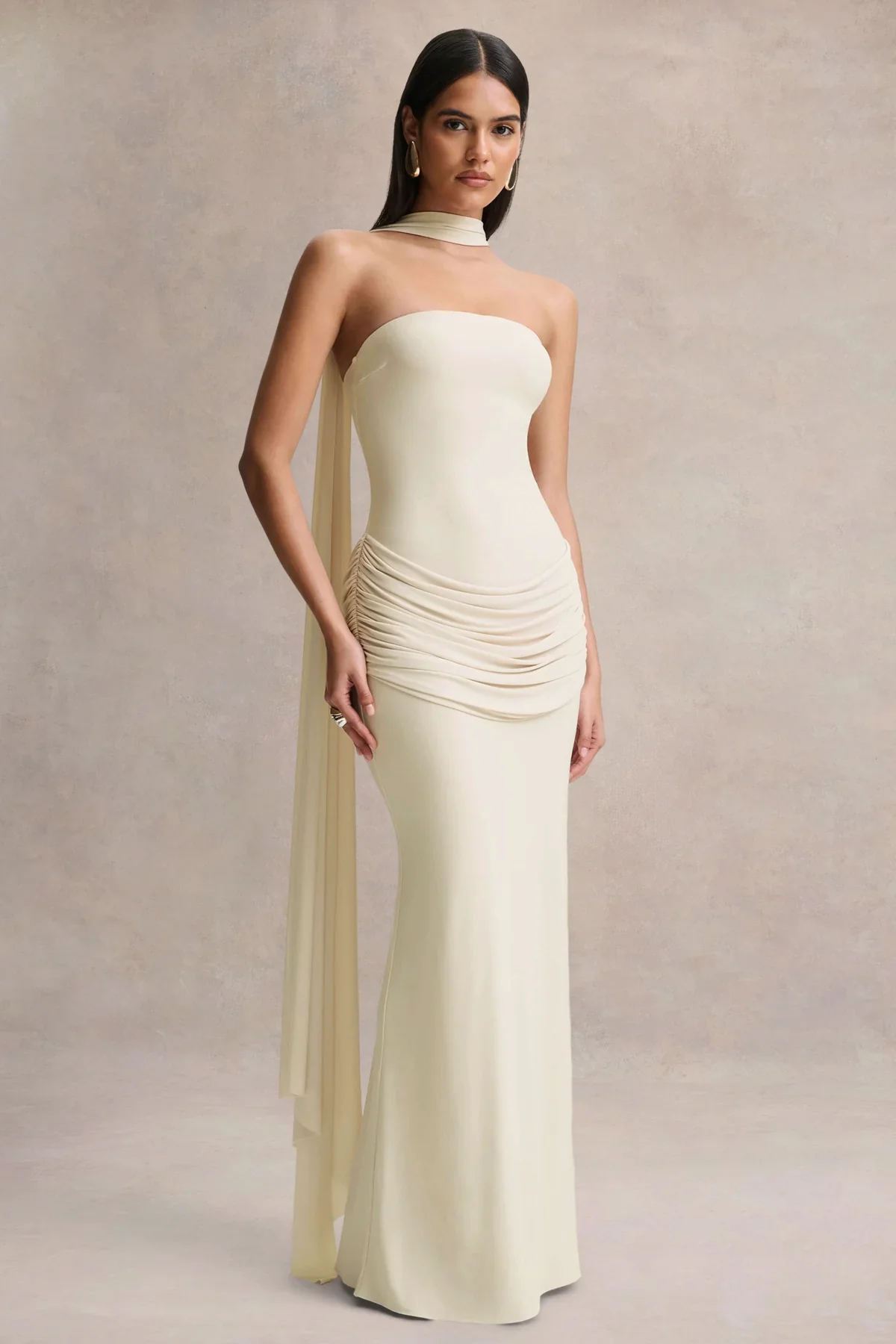 Graciella | Steenkleurige Bandeau Maxi Jurk Met Gedrapeerde Details En Sjaal - Image 4