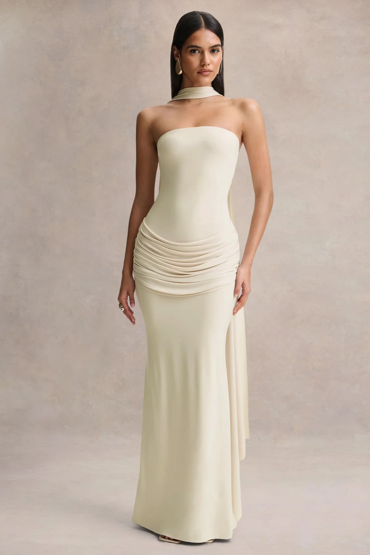 Graciella | Steenkleurige Bandeau Maxi Jurk Met Gedrapeerde Details En Sjaal - Image 5