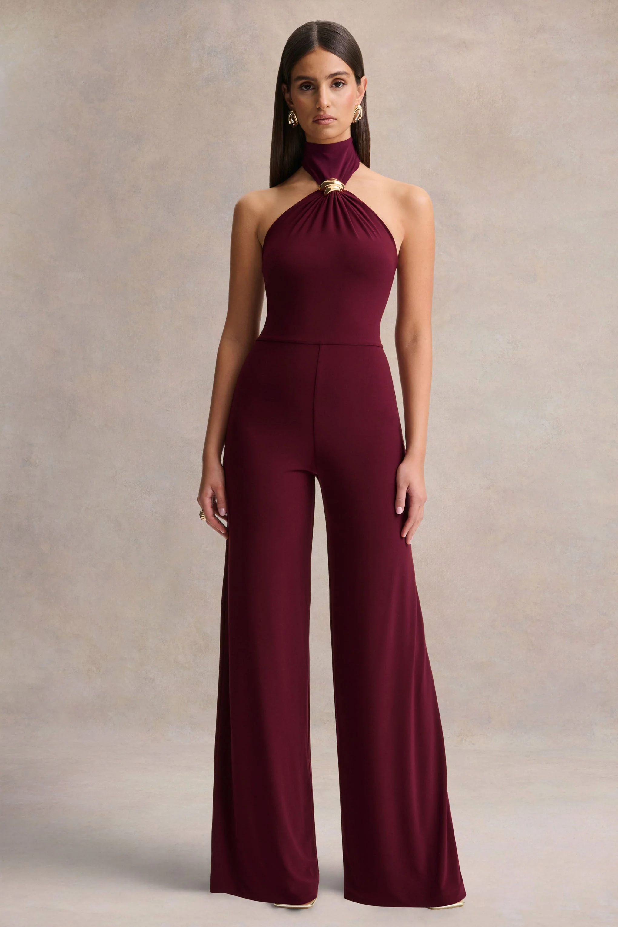 Gwen | Bordeaux Hoge Hals Jumpsuit Met Gouden Detail - Image 2