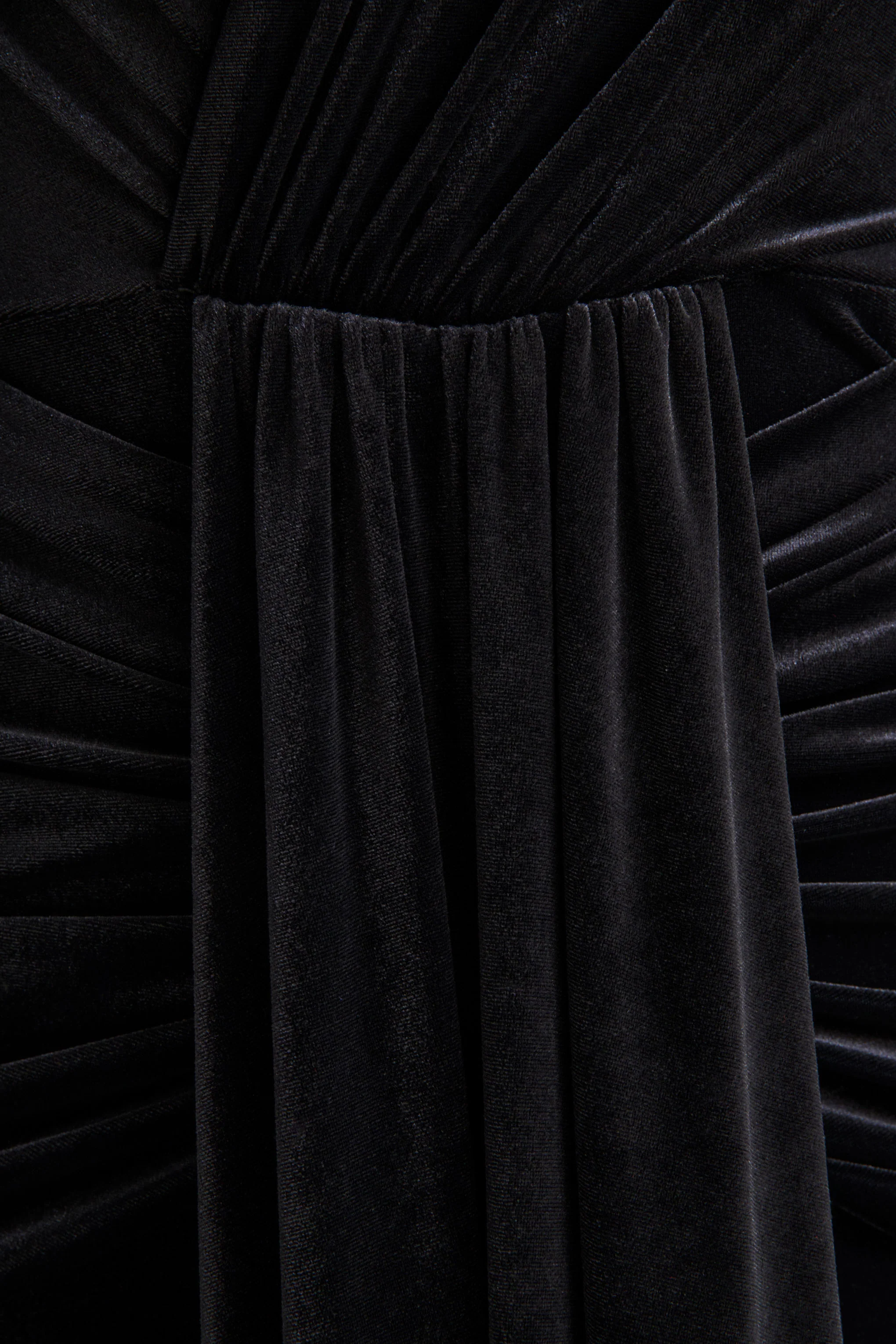 Halima | Zwarte Fluwelen Diepe V-Hals Maxi Jurk Met Gerimpelde Detail - Image 6