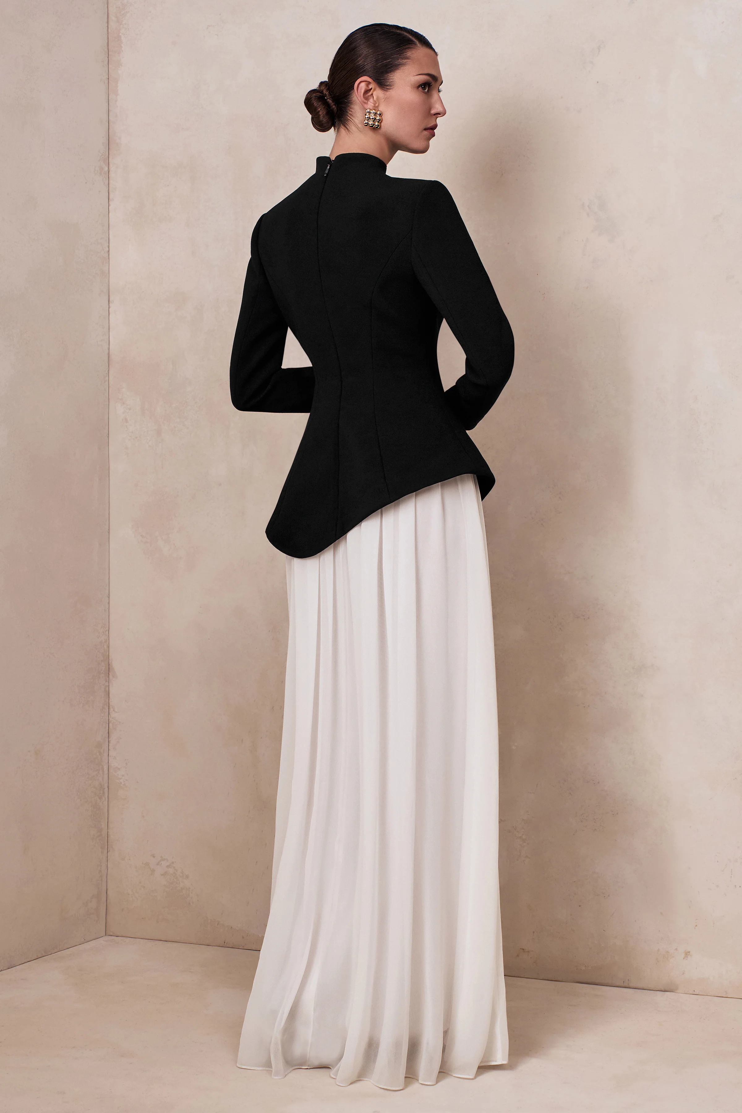 Halma | Zwart-Witte Hoge Hals Maxi Jurk Met Verlaagde Taille - Image 2