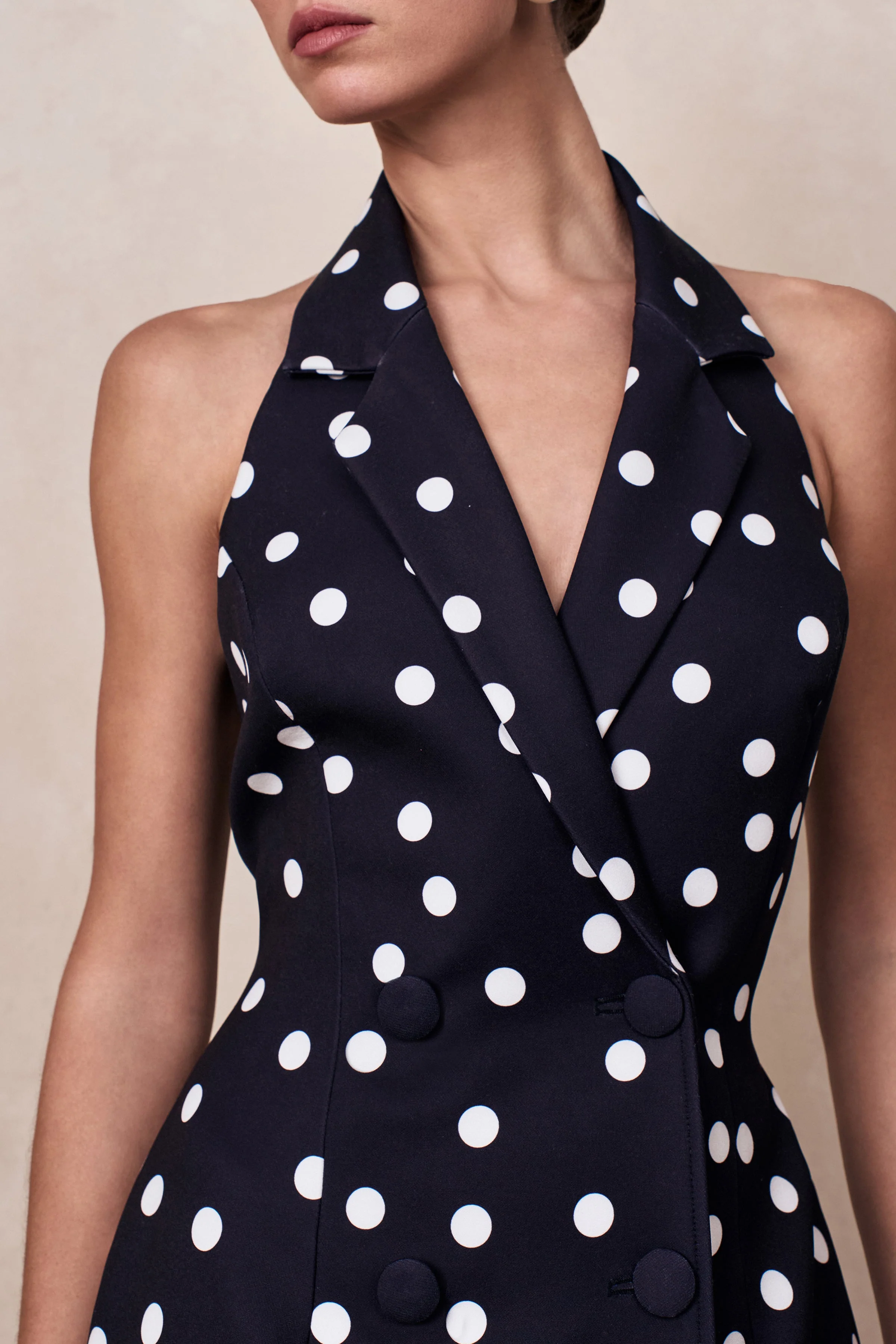 Hana | Zwart-Witte Stippen Print Diepe V-Hals Getailleerde Maxi Jurk - Image 7