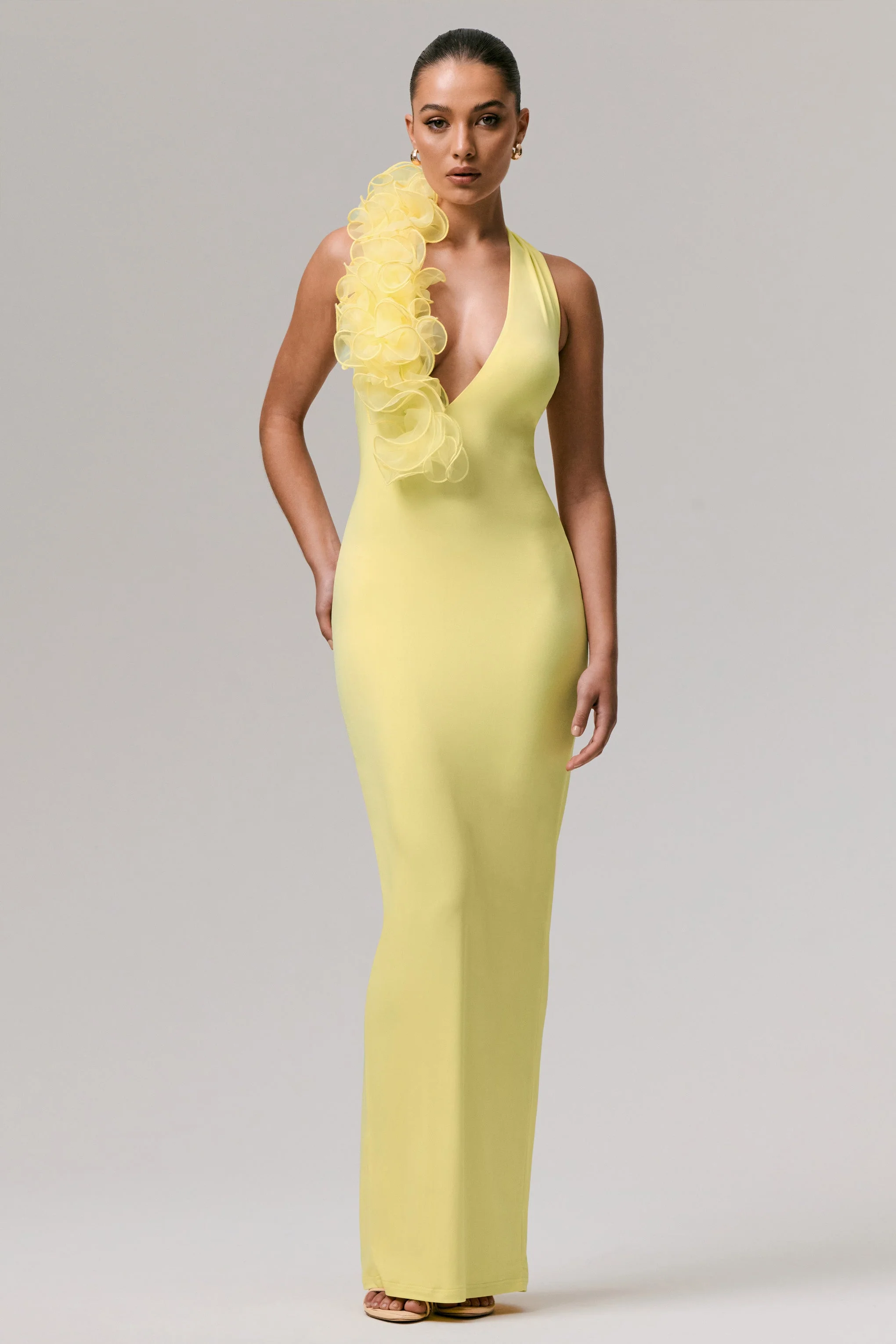 Harriet | Citroengele Diepe V-Hals Maxi Jurk Met Bloemen Details - Image 3