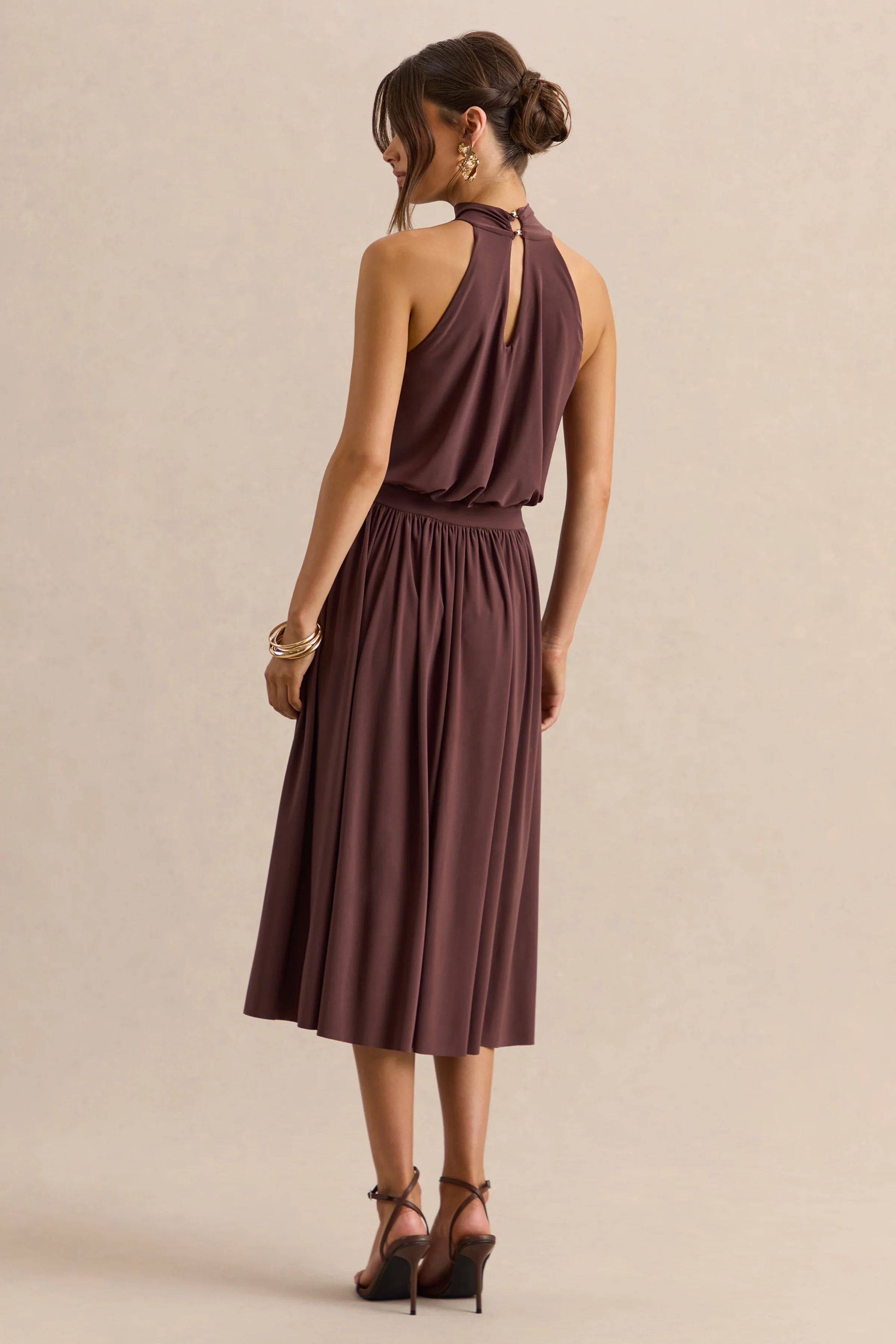 Hedira | Bruine Hoge Hals Midi Jurk Met Gouden Detail - Image 2