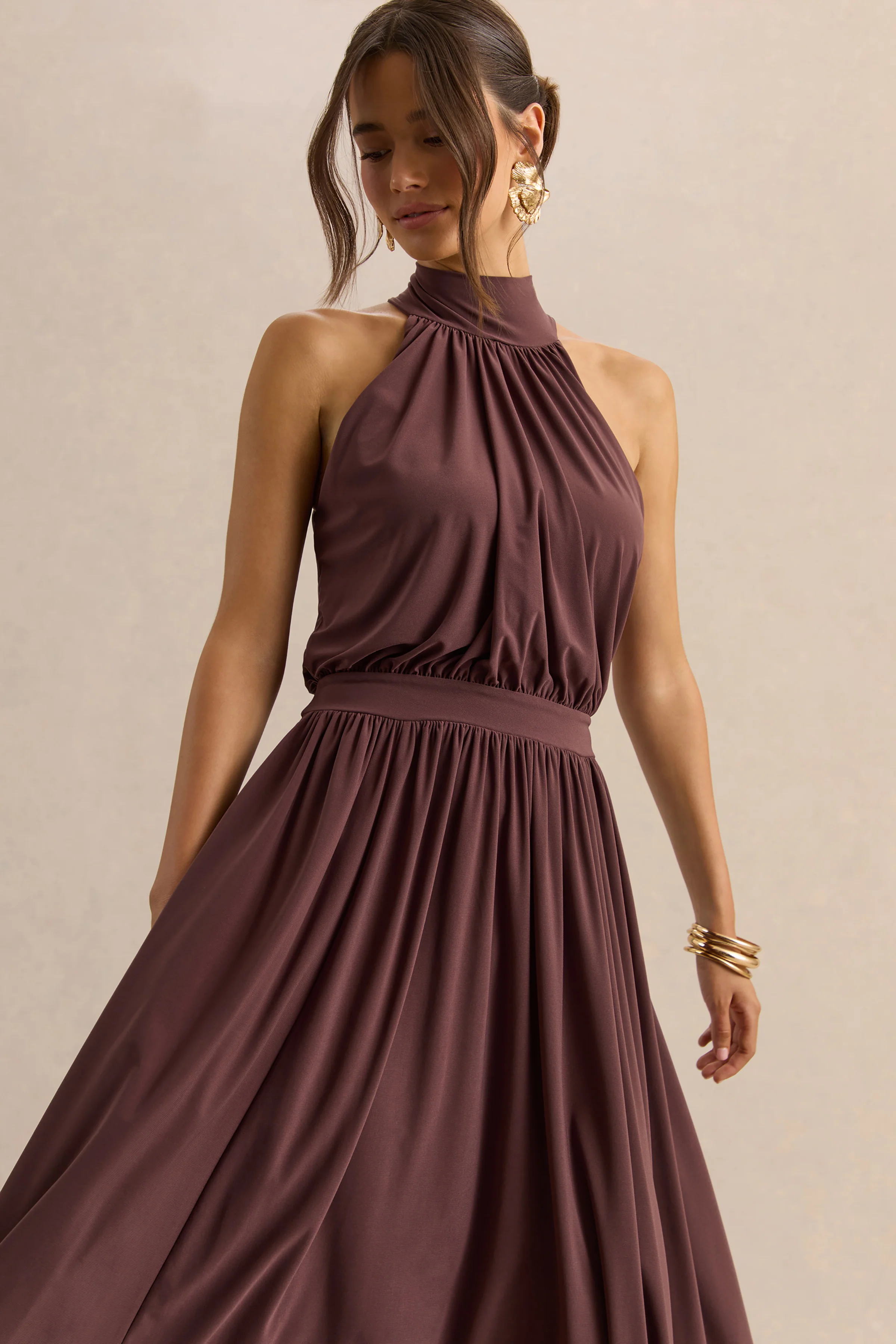 Hedira | Bruine Hoge Hals Midi Jurk Met Gouden Detail - Image 3