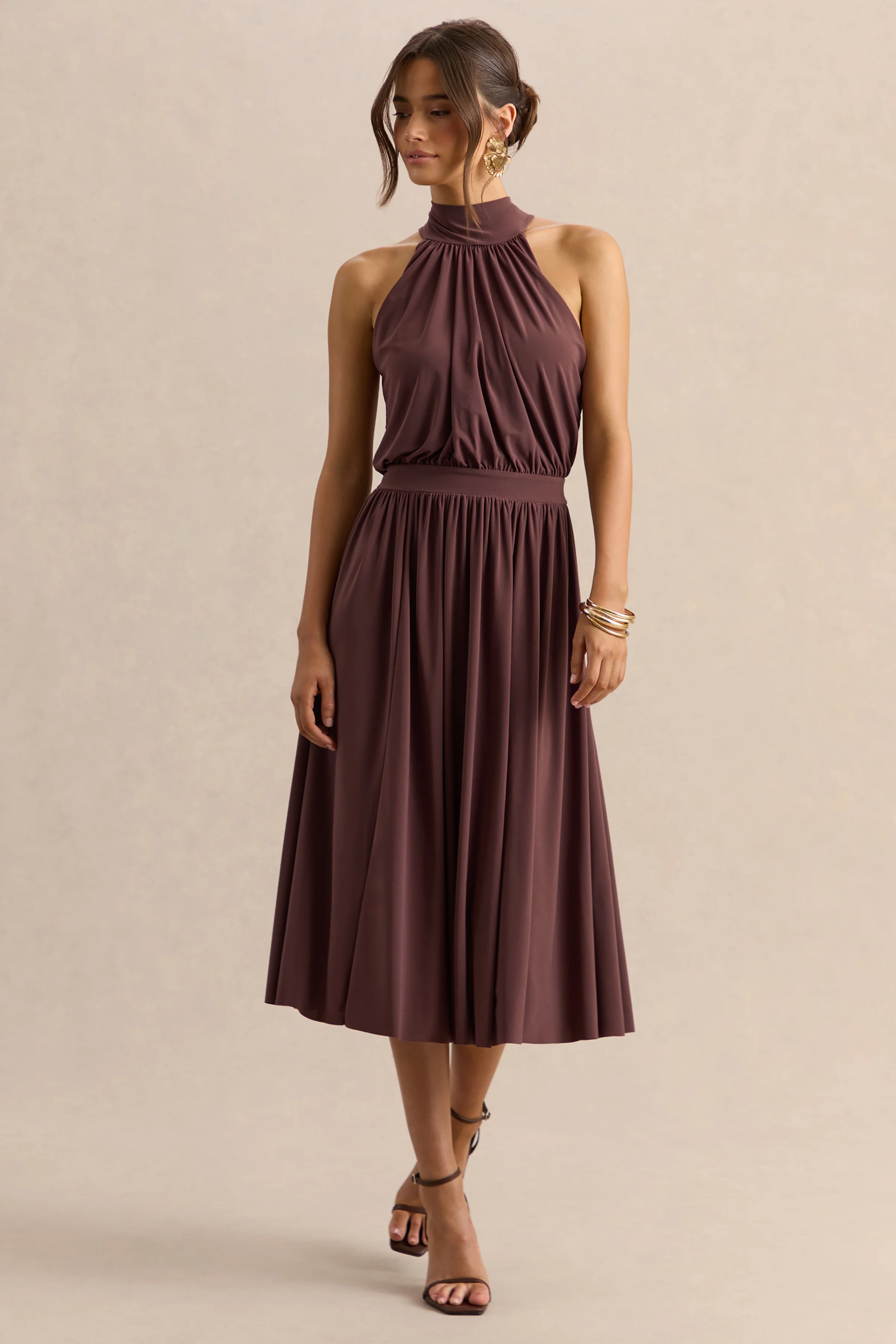 Hedira | Bruine Hoge Hals Midi Jurk Met Gouden Detail - Image 4
