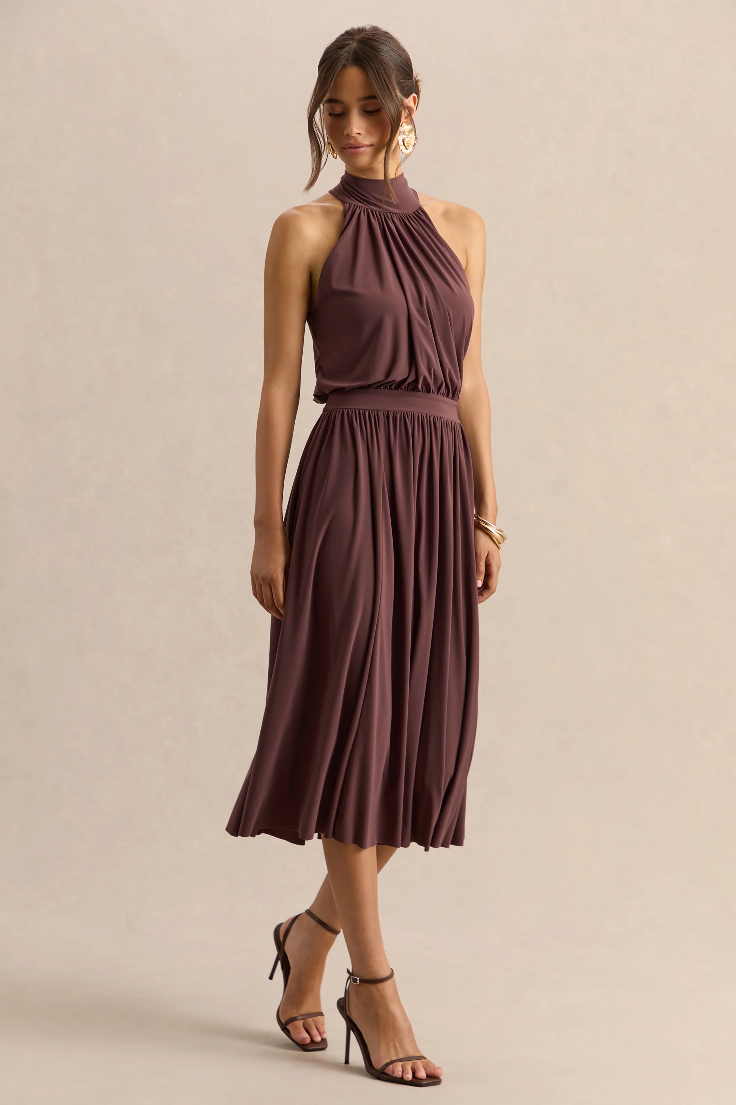 Hedira | Bruine Hoge Hals Midi Jurk Met Gouden Detail - Image 5