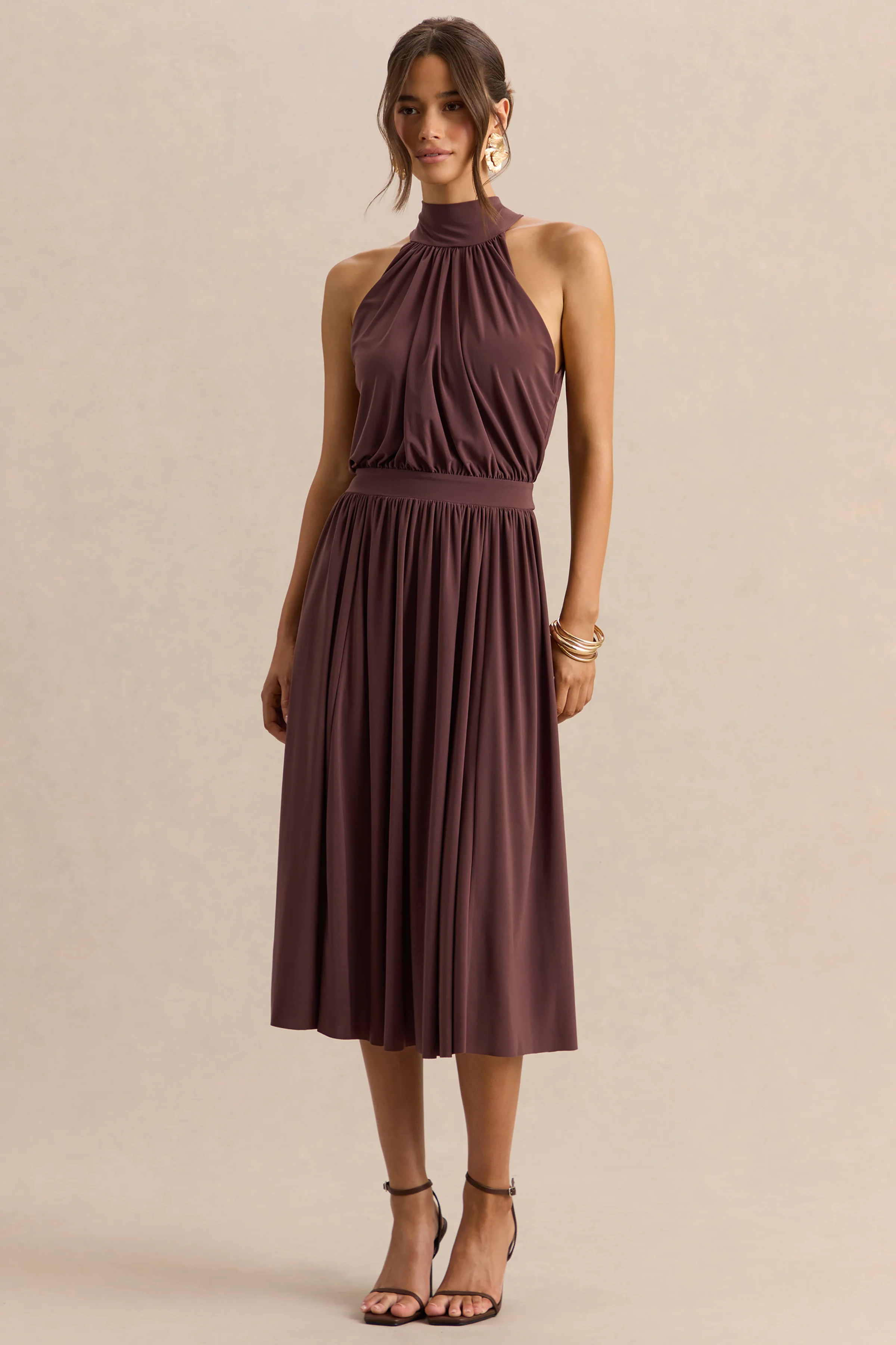 Hedira | Bruine Hoge Hals Midi Jurk Met Gouden Detail - Image 6