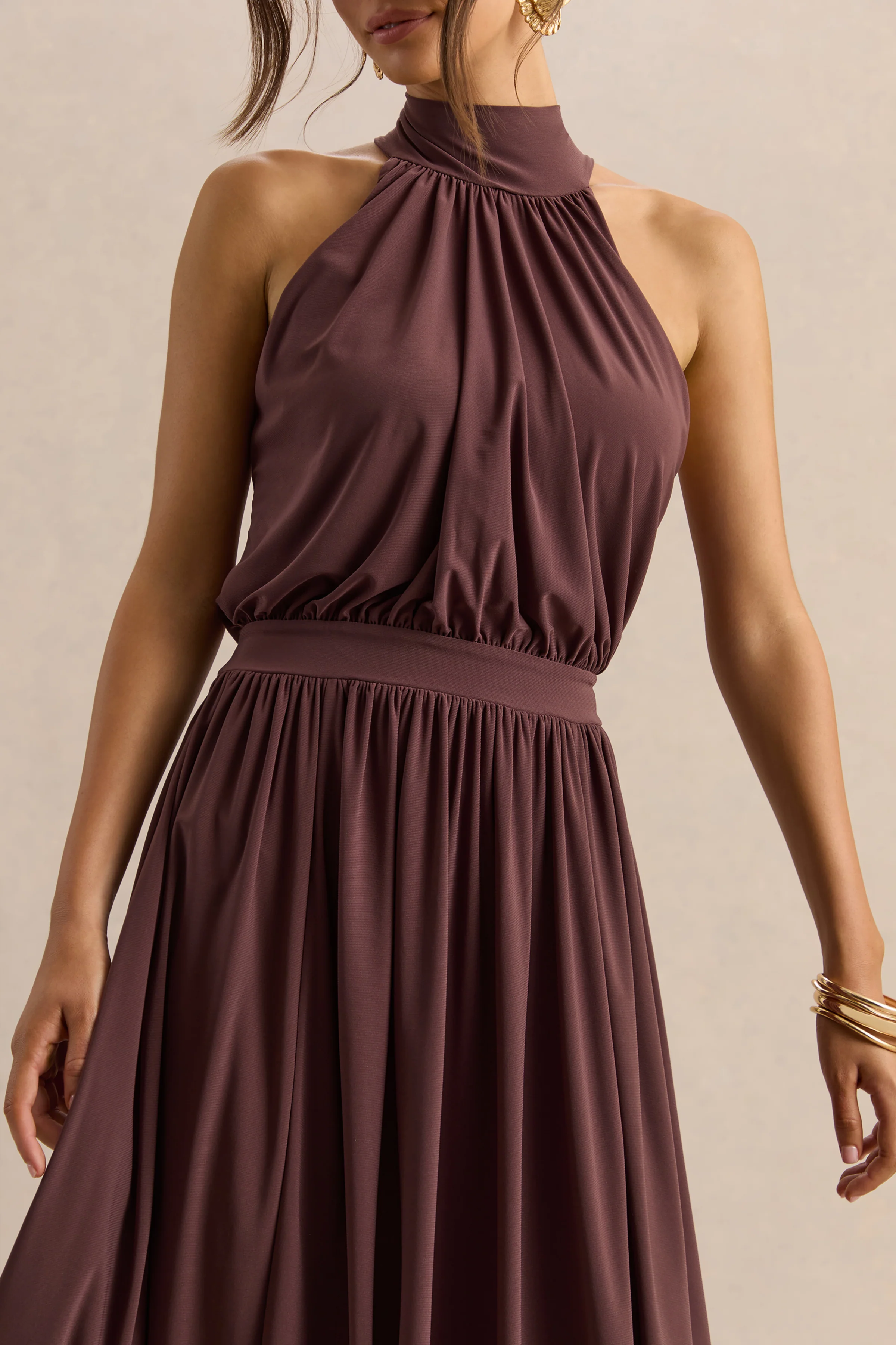 Hedira | Bruine Hoge Hals Midi Jurk Met Gouden Detail - Image 7