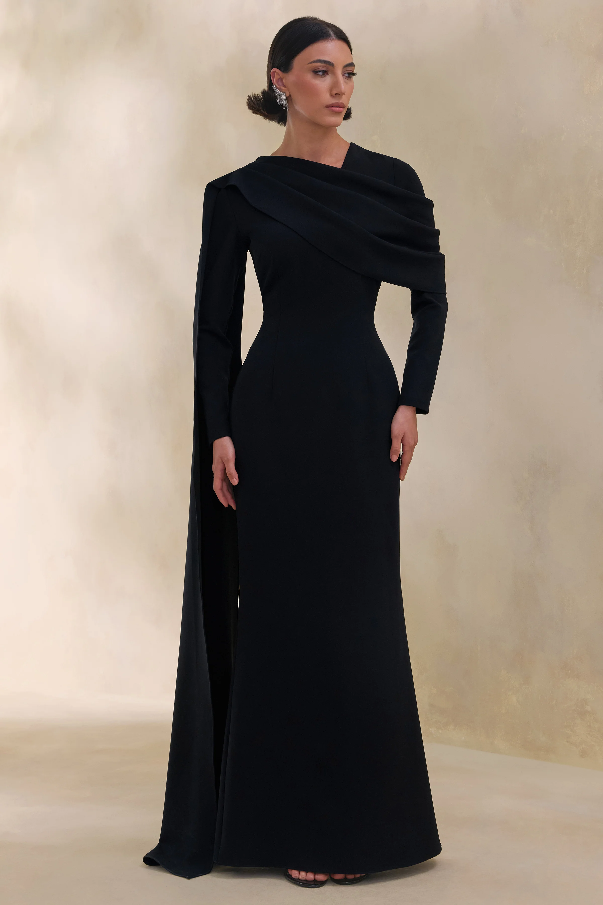 Heliora | Zwarte V-Hals Maxi Jurk Met Ceintuur En Draperend Detail - Image 11