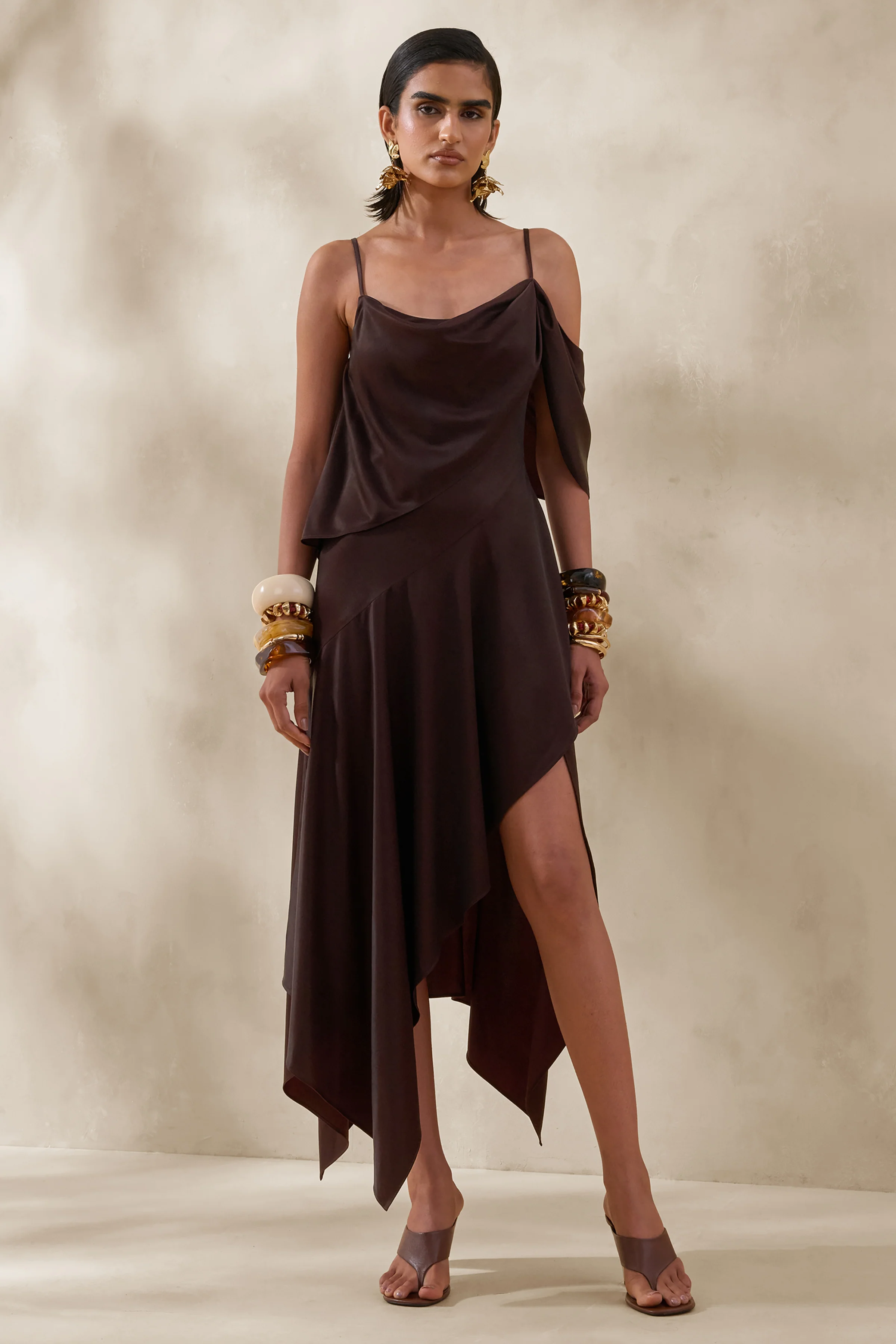 Helira | Bruine Asymmetrische Midi Jurk Met Draperende details En Open rug