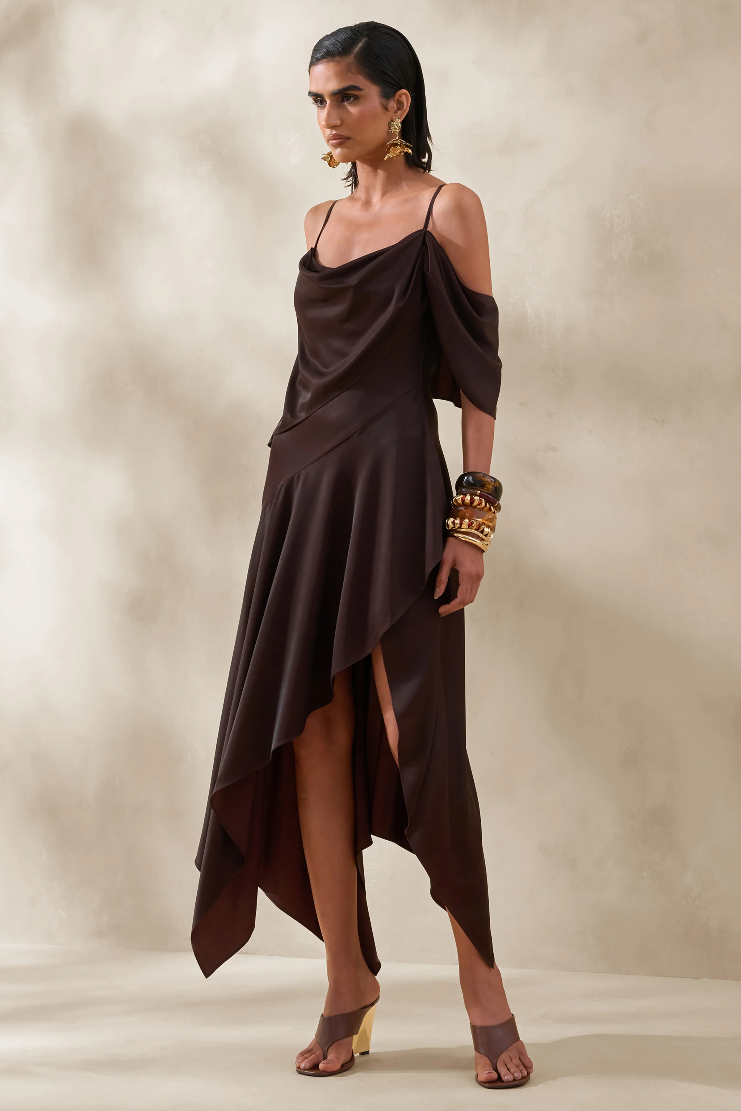 Helira | Bruine Asymmetrische Midi Jurk Met Draperende details En Open rug - Image 2