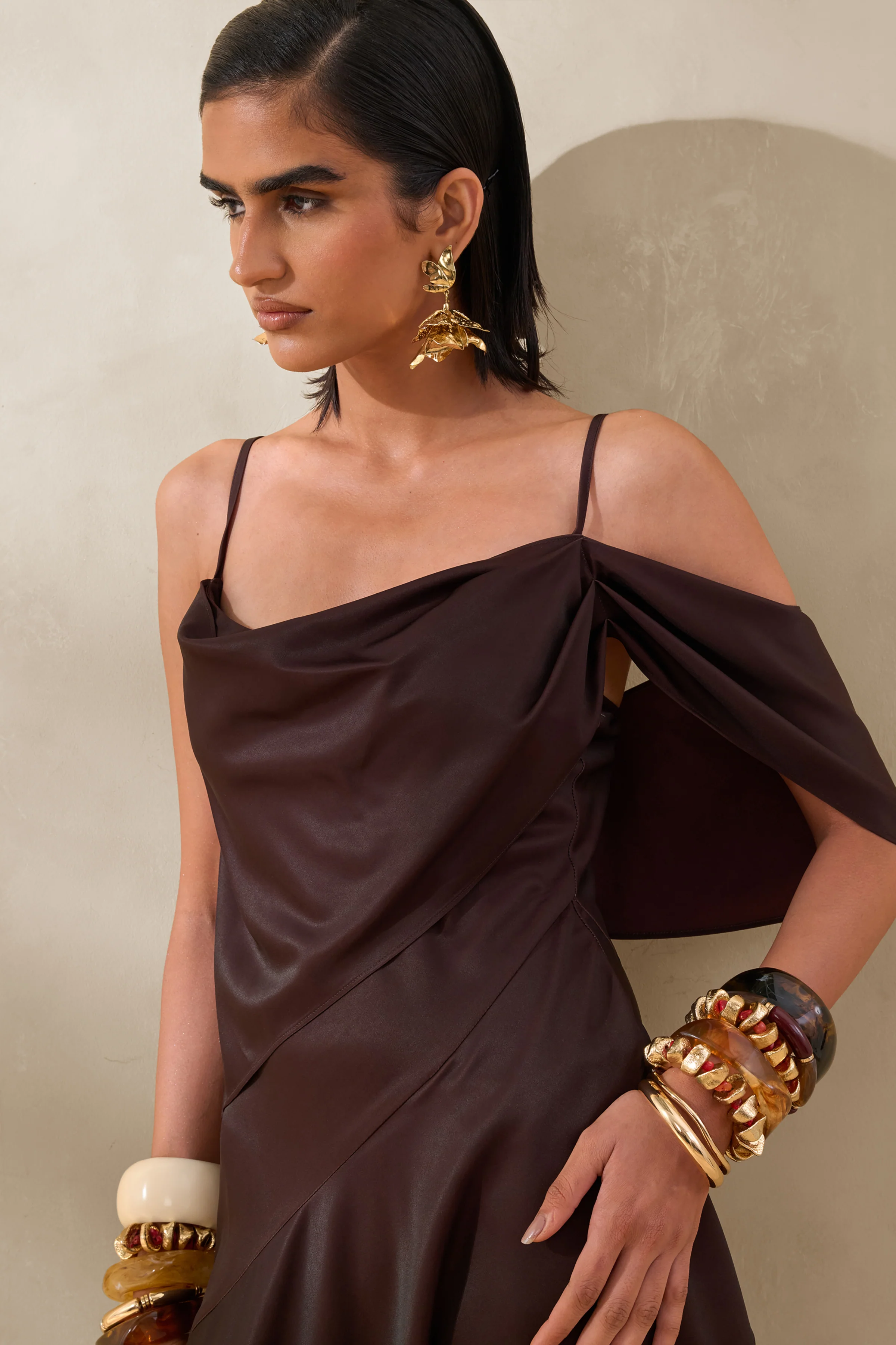 Helira | Bruine Asymmetrische Midi Jurk Met Draperende details En Open rug - Image 3